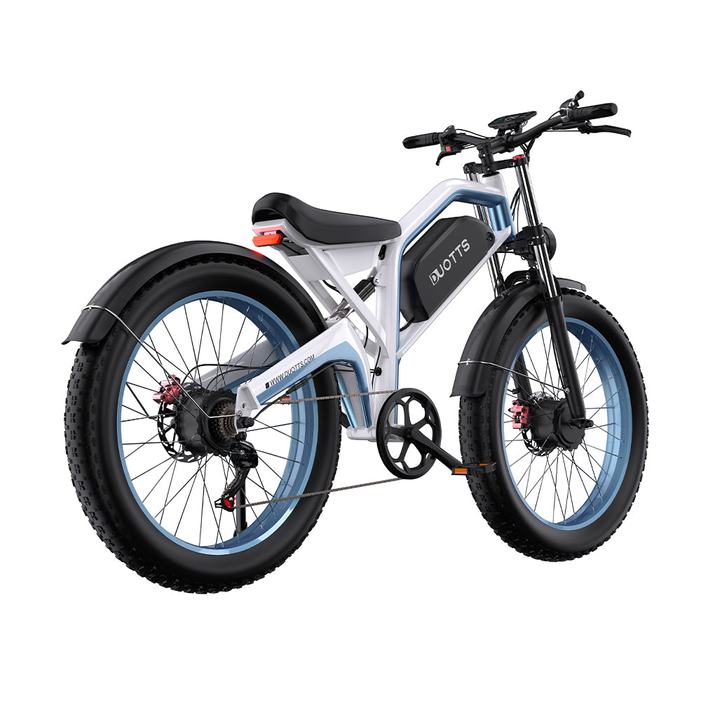 Una bicicletta elettrica bianca e blu con pneumatici e sella neri. La bici ha il logo 'DUOTTS' sul telaio.