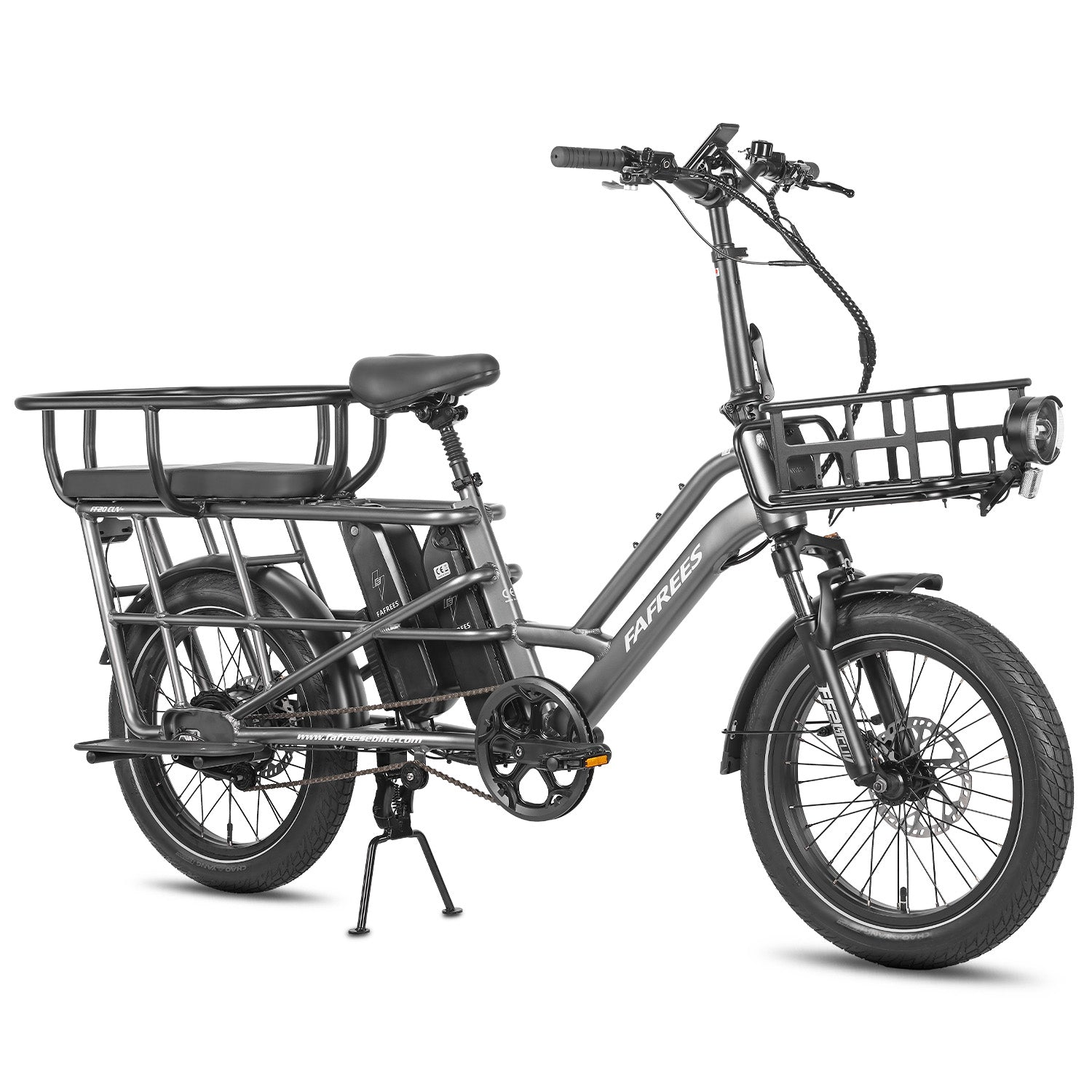 Graues elektrisches Lastenrad mit Frontkorb und Heckgepäckträger. Das Fahrrad hat dicke Reifen und steht vor weißem Hintergrund.