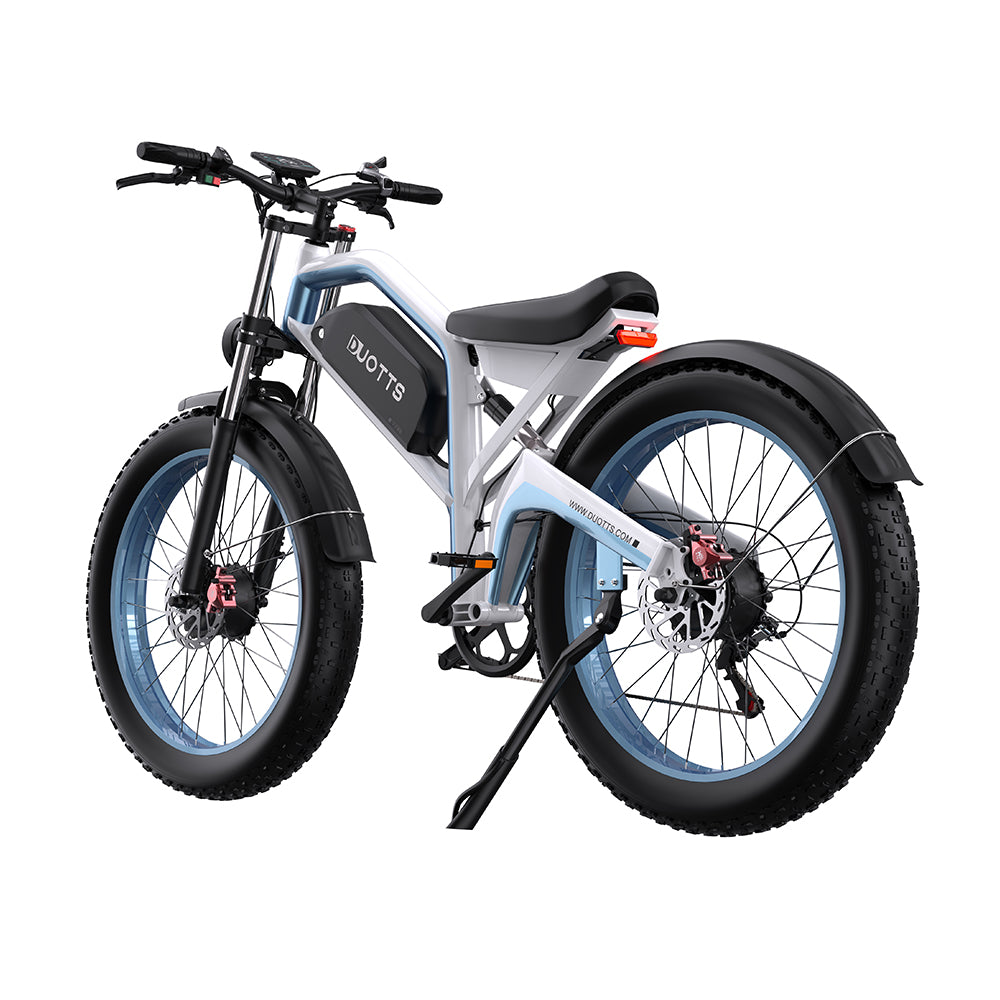 Una bicicletta elettrica con telaio bianco e blu, pneumatici neri e sella nera è mostrata su sfondo bianco.