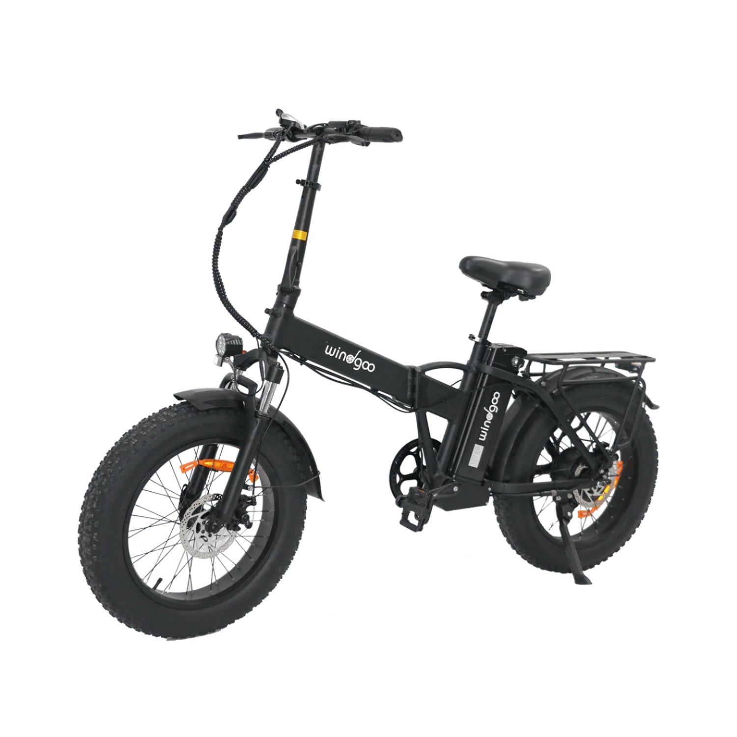 Bicicletta elettrica nera con pneumatici larghi. Ha telaio, sella e manubrio neri. Lo sfondo è bianco.