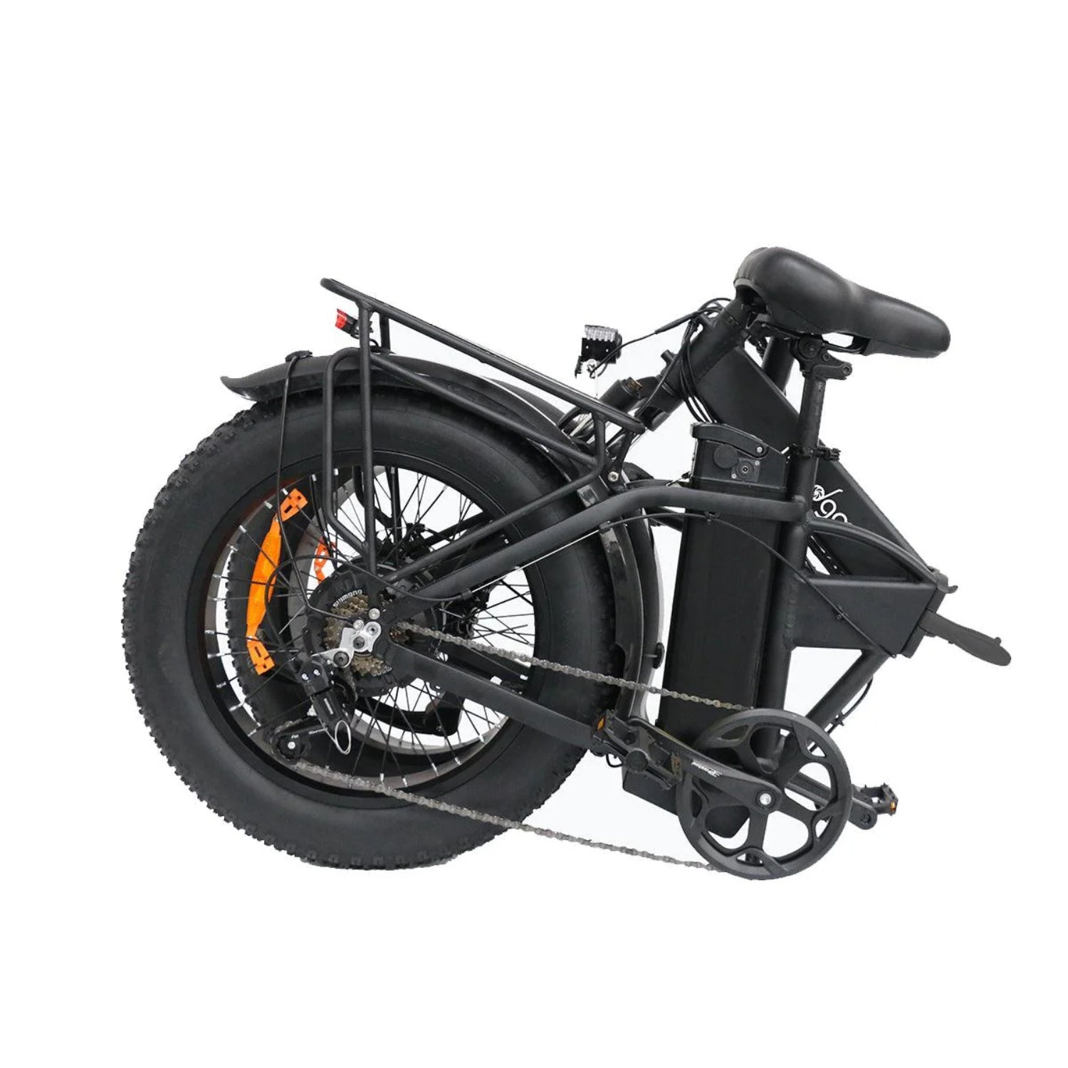 Bicicletta elettrica pieghevole nera su sfondo bianco. Dotata di pneumatici grandi, sella e batteria. Parzialmente piegata.