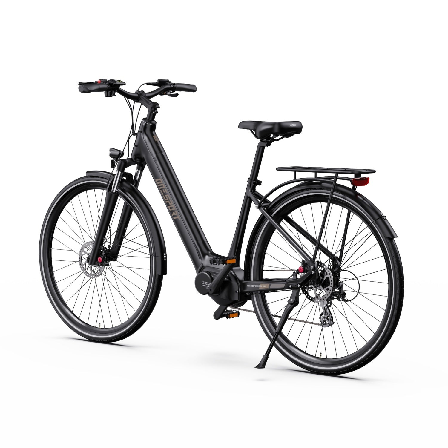 Ein schwarzes Elektrofahrrad vor weißem Hintergrund. Es hat einen Gepäckträger, Scheibenbremsen und einen Motor. Der Markenname ist sichtbar.