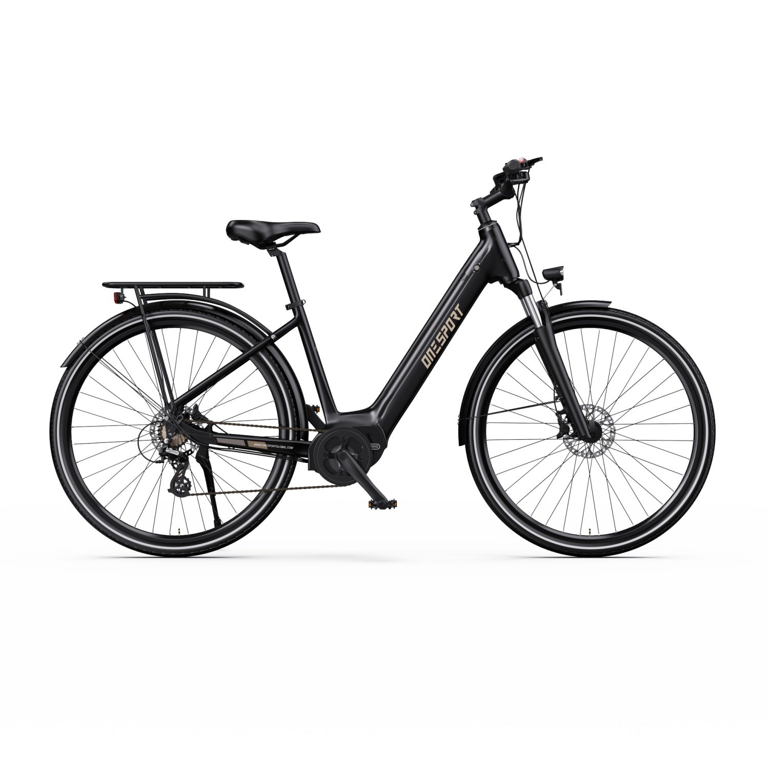 Schwarzes Elektrofahrrad mit silbernen Akzenten. Es hat einen Gepäckträger, Schutzbleche und die Marke 'ONESPORT'. Der Hintergrund ist weiß.
