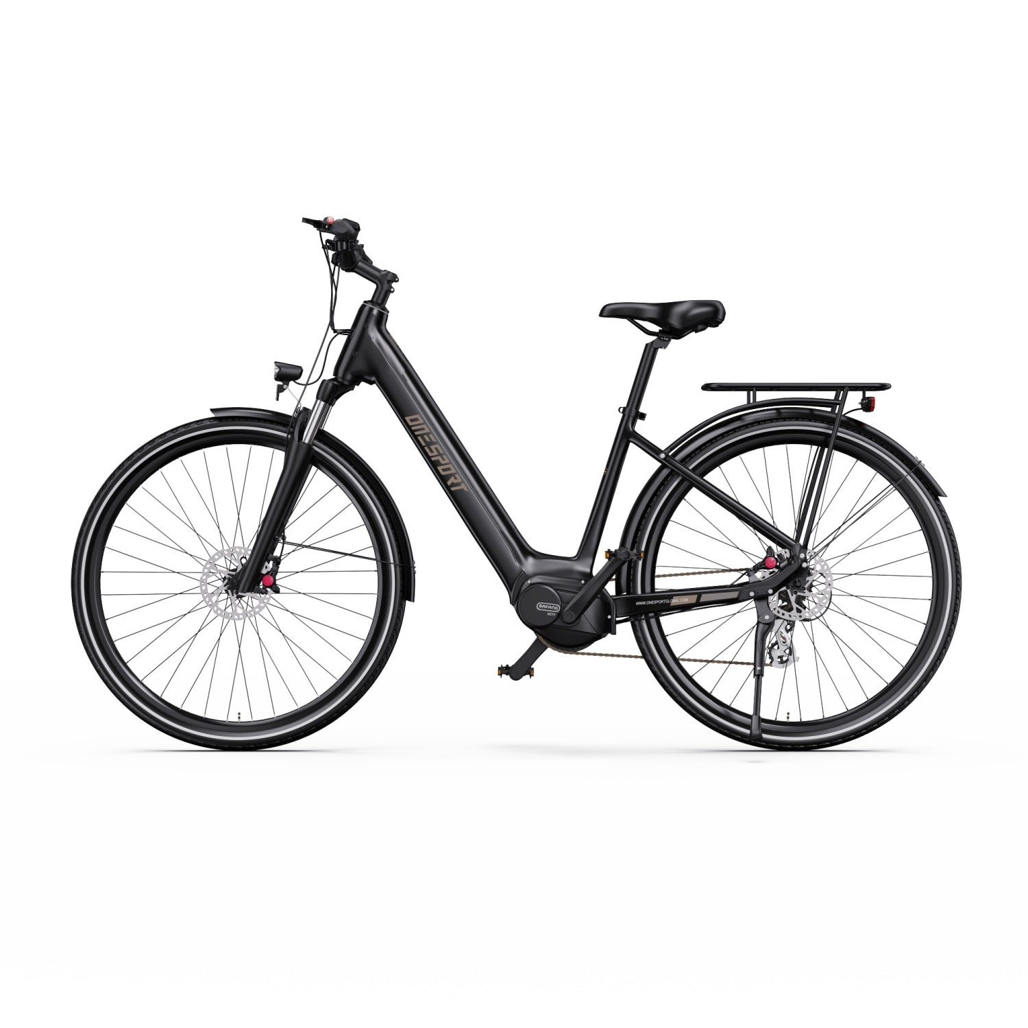 Ein schwarzes Elektrofahrrad vor weißem Hintergrund. Es hat einen Rahmen, zwei Räder, einen Sitz und einen Gepäckträger.