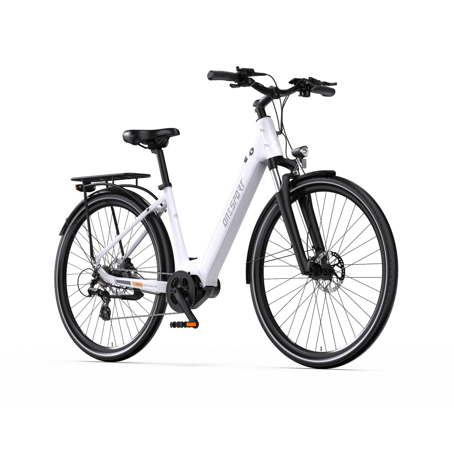 Ein weißes Elektrofahrrad mit schwarzen Reifen und Komponenten steht vor weißem Hintergrund. Es hat einen Gepäckträger und einen Scheinwerfer.