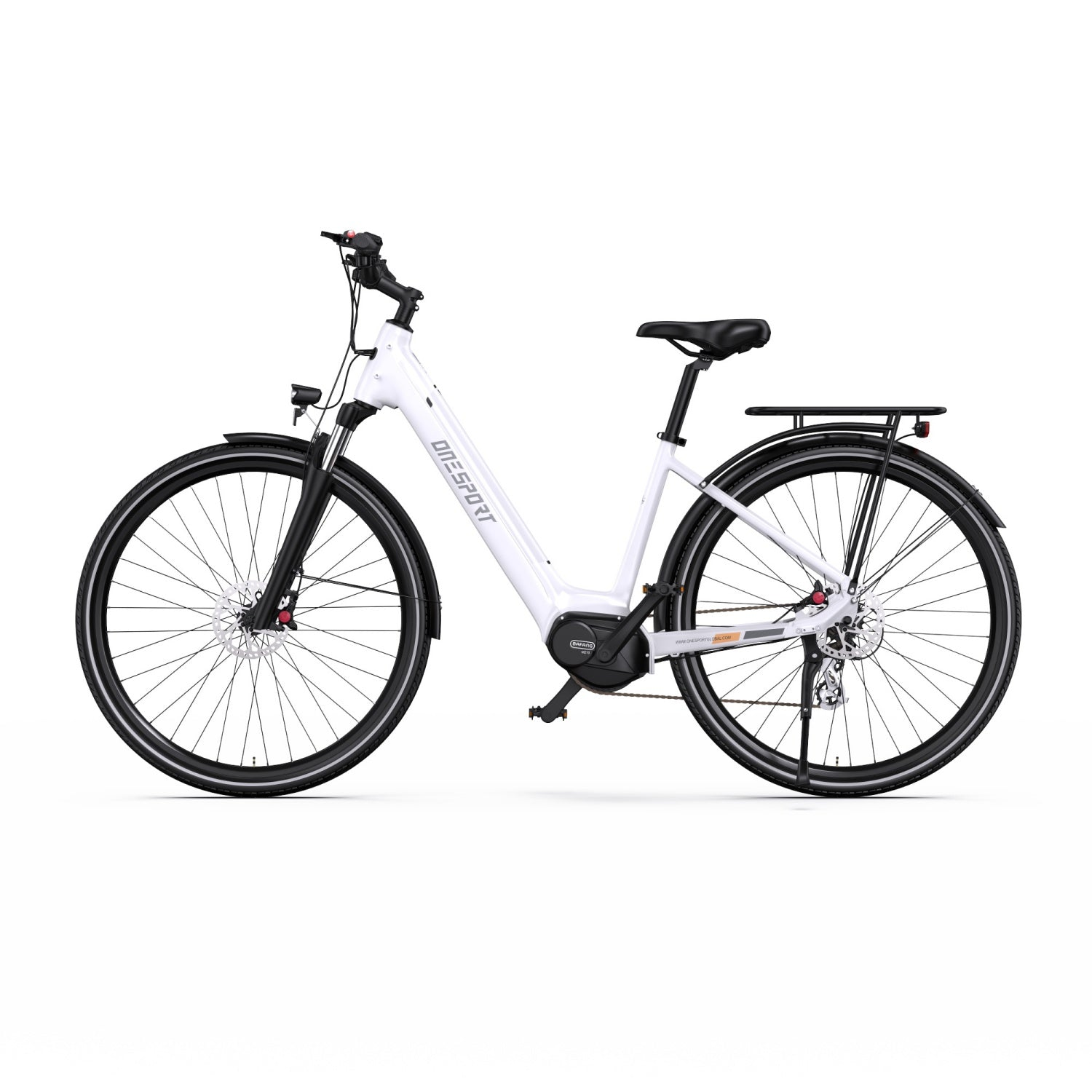 Ein weißes Elektrofahrrad mit schwarzen Reifen und Akzenten. Das Fahrrad hat einen Gepäckträger und steht vor weißem Hintergrund.