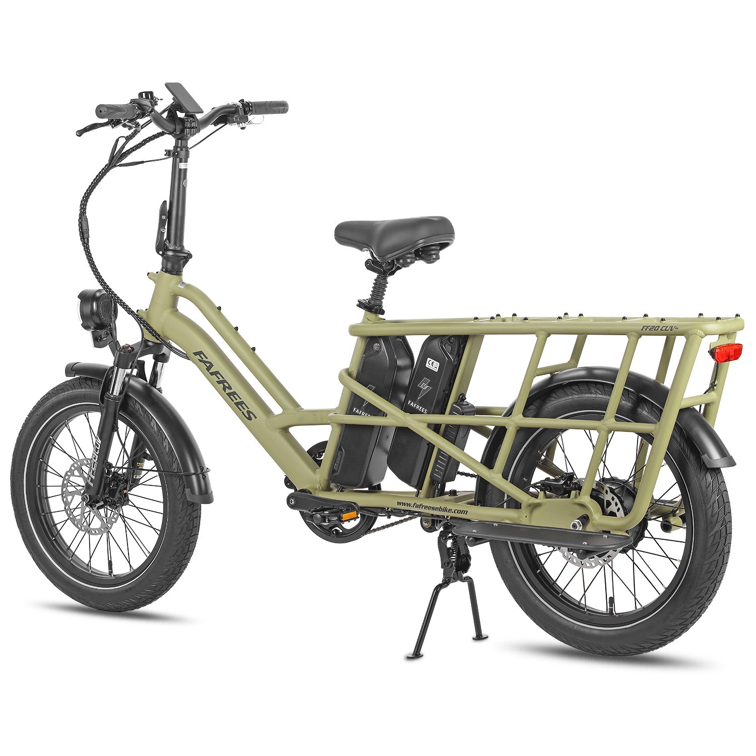 Ein olivgrünes Elektrofahrrad. Es hat schwarze Reifen und einen Gepäckträger über dem Hinterrad. Das Fahrrad steht vor weißem Hintergrund.