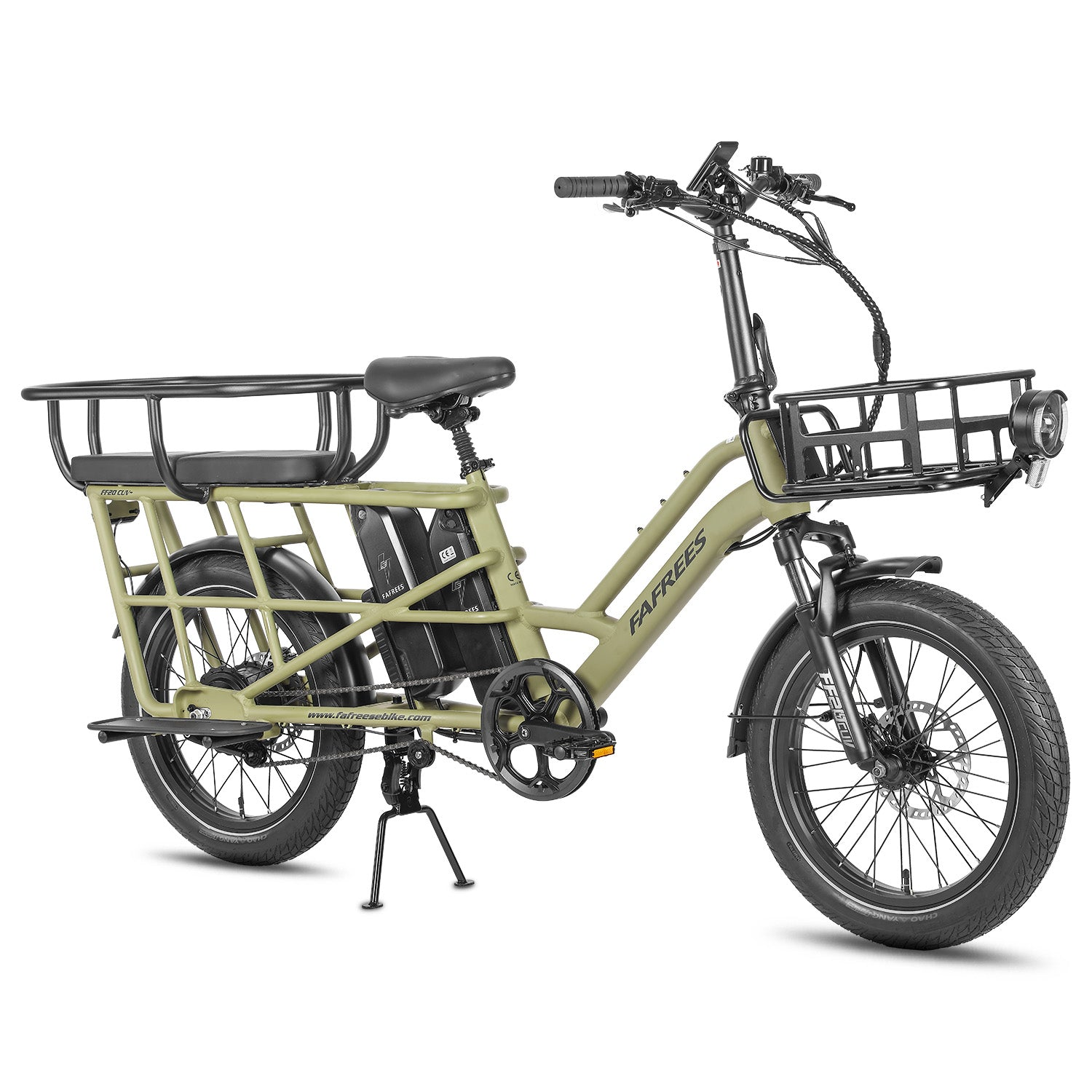 Ein olivgrünes Elektrofahrrad mit vorderen und hinteren Körben, einem schwarzen Sitz und einem Akku. Das Fahrrad hat große Reifen.