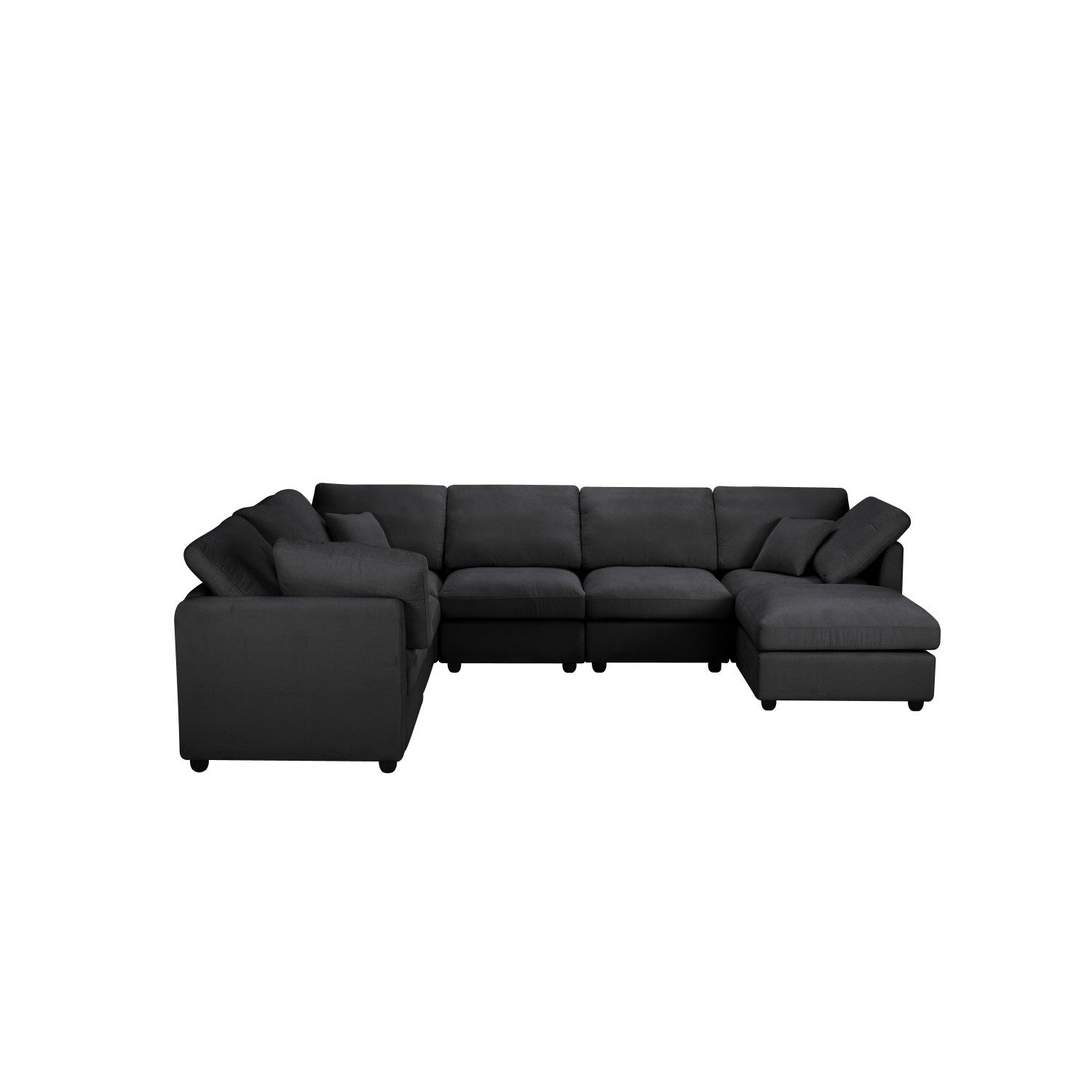 Un grande divano componibile grigio scuro è esposto su sfondo bianco. Ha una forma a U, con più cuscini e una chaise longue.