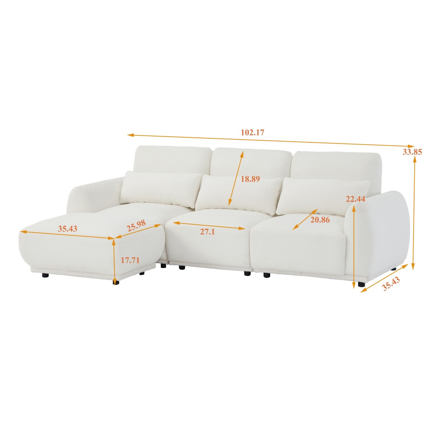 Un divano componibile bianco con misure etichettate in giallo. Ha tre sezioni, una chaise longue estesa e diversi cuscini.