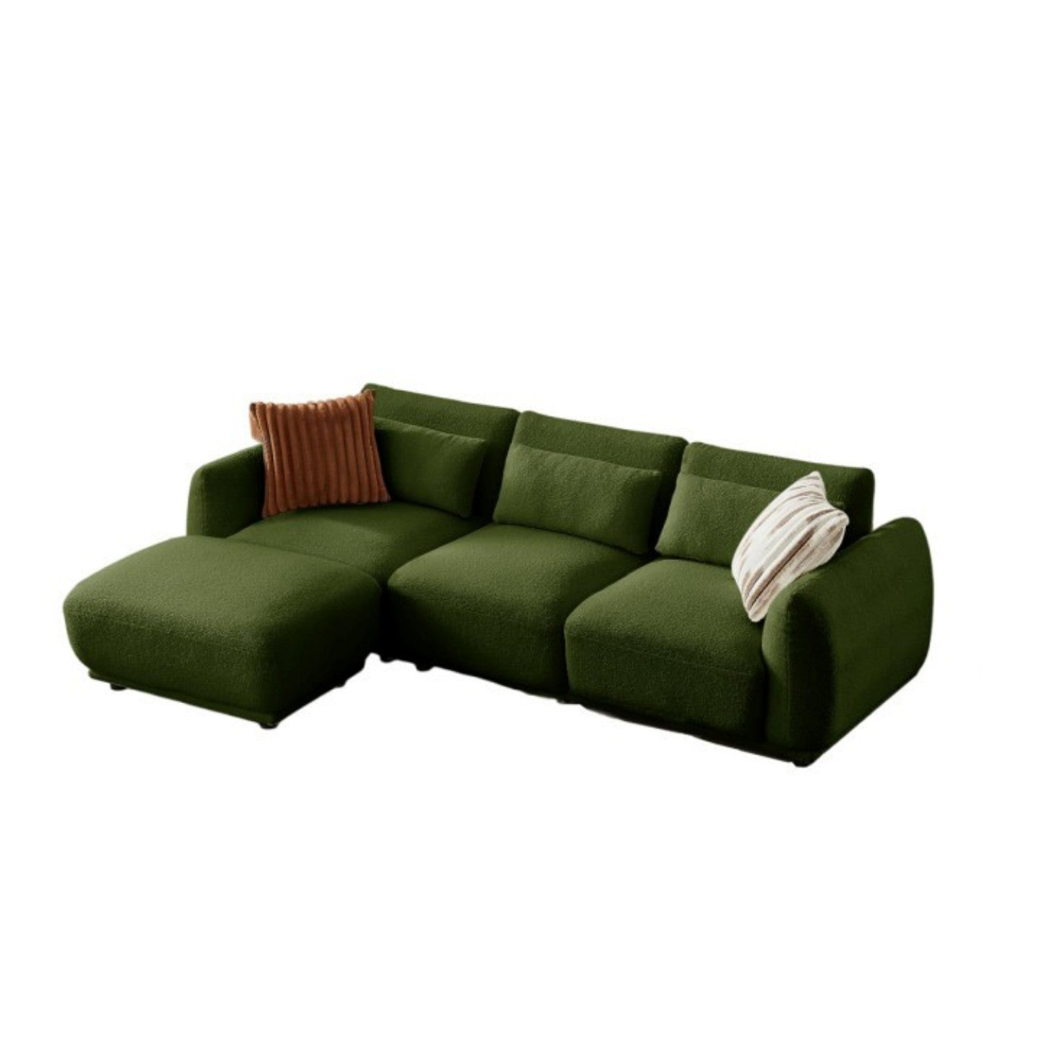 Un sofá seccional verde con tres cojines y dos cojines decorativos. Uno marrón y otro blanco con rayas.