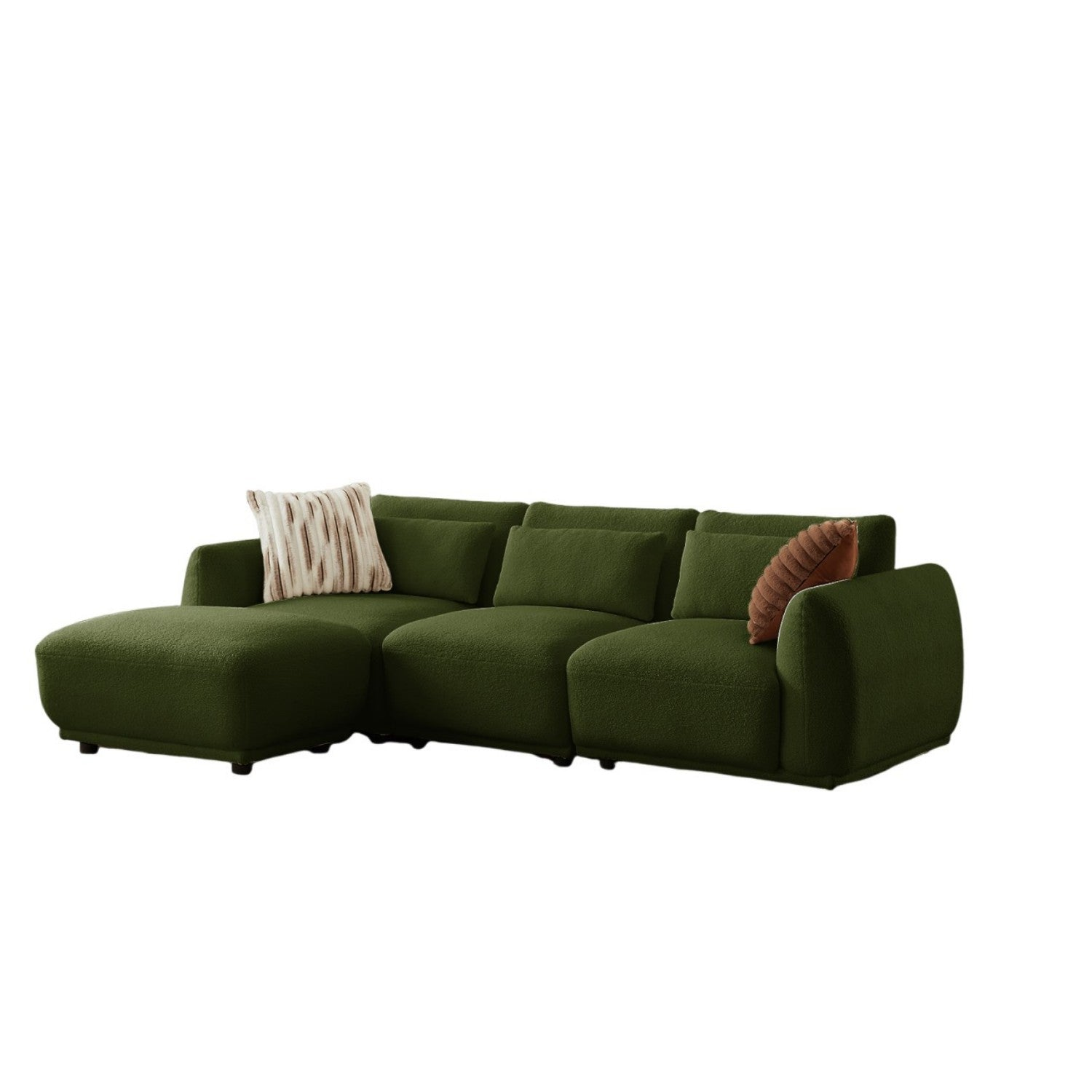 Un sofá seccional verde oliva con dos almohadas. Una almohada es rayada, la otra tiene forma de media luna marrón, sobre un fondo blanco.