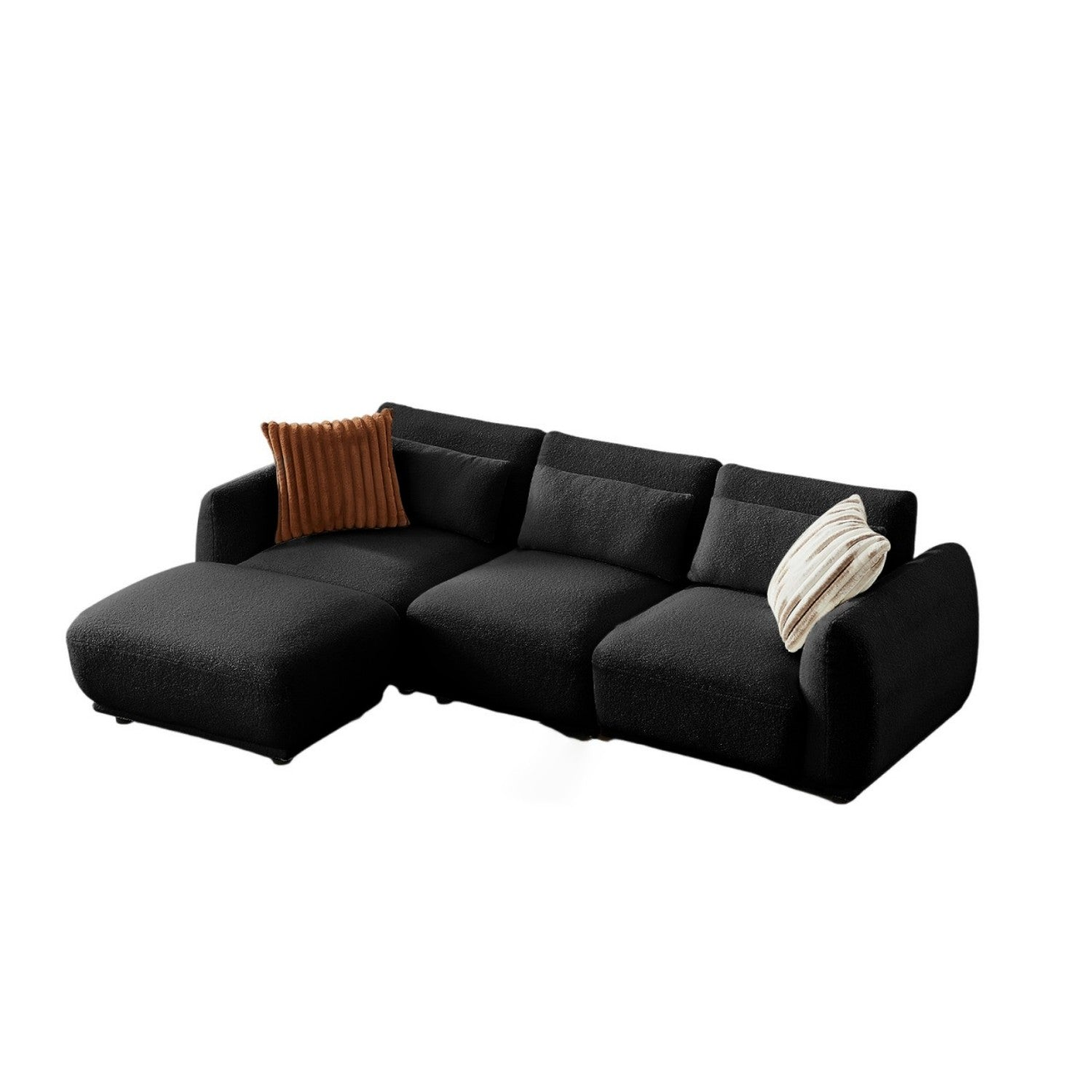 Ein schwarzes Ecksofa mit drei Kissen und zwei Zierkissen: eines braun, eines beige und weiß gestreift.