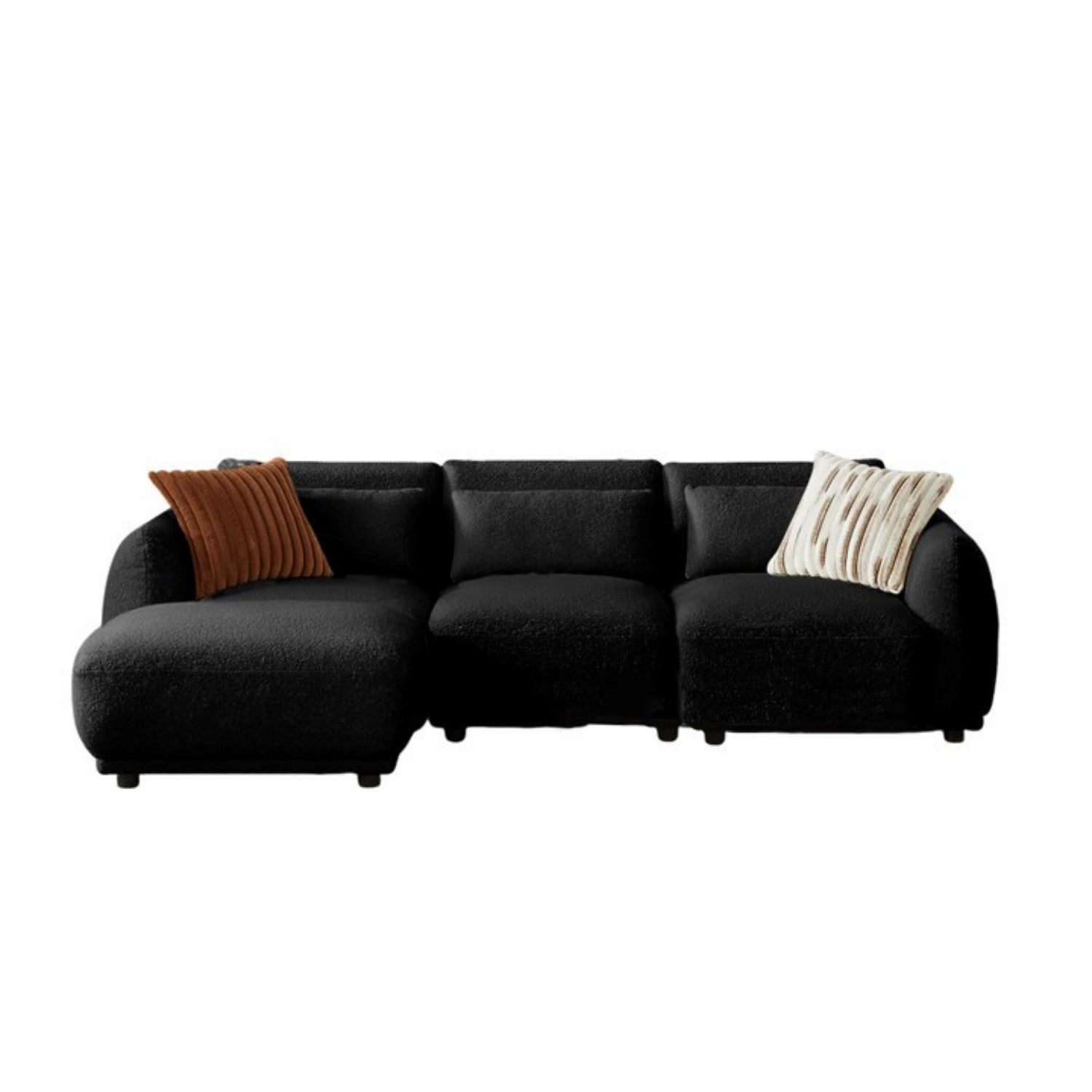 Ein schwarzes Ecksofa mit zwei Zierkissen. Eines ist braun, das andere weiß mit beigefarbenen Streifen.