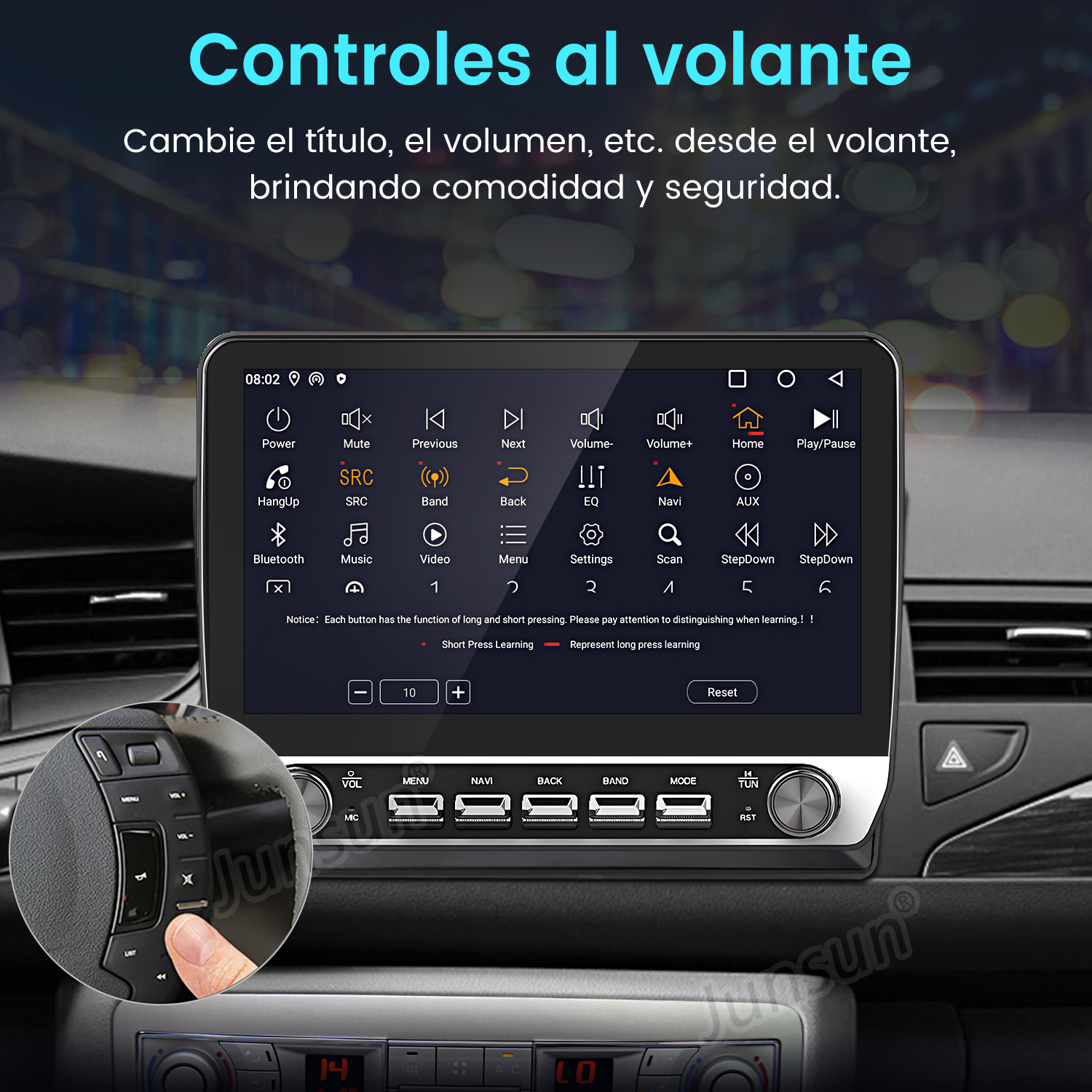 Pantalla multimedia de coche con botones, una mano pulsa un botón, texto en español, controla el volumen y un dial.