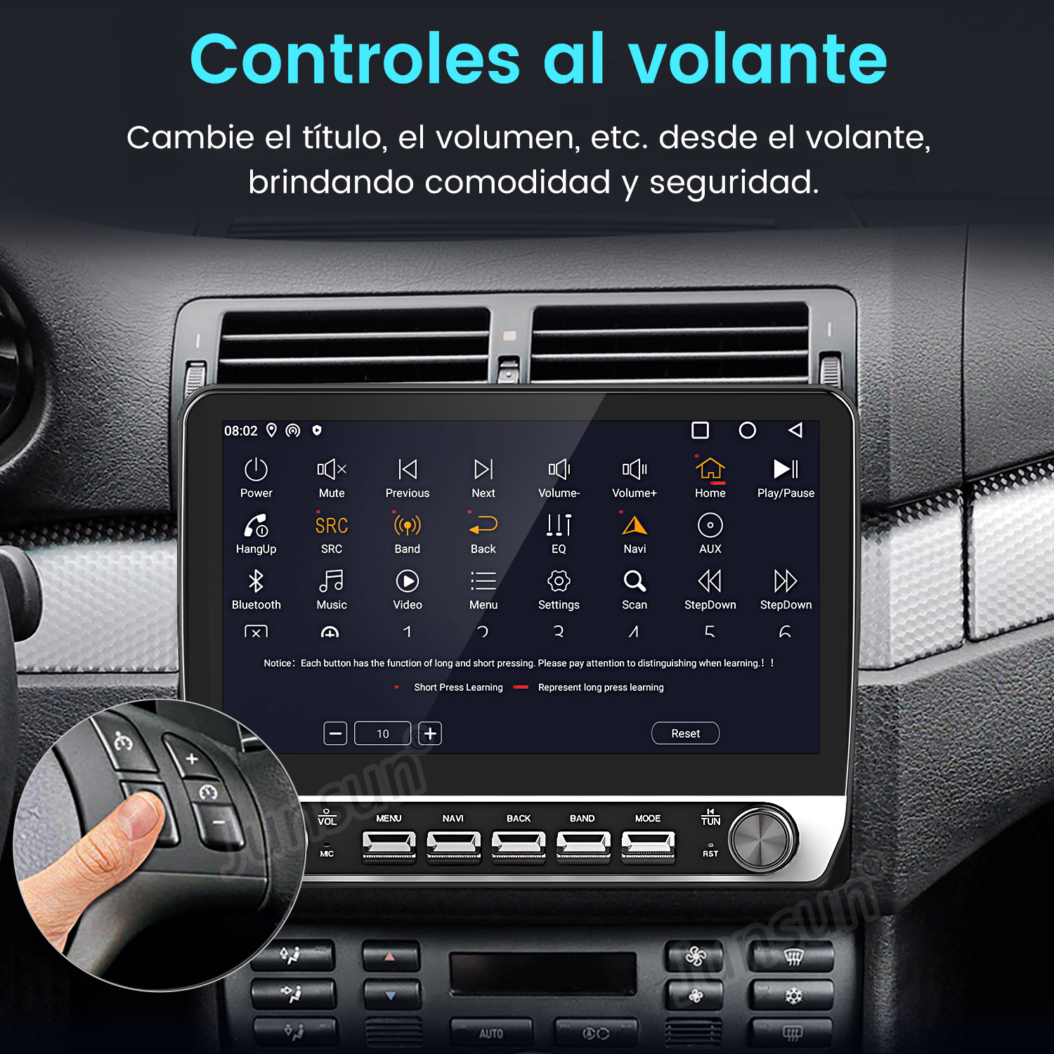 Interior del coche con pantalla táctil que muestra controles. Una mano pulsa un botón en el volante. Texto en español visible.