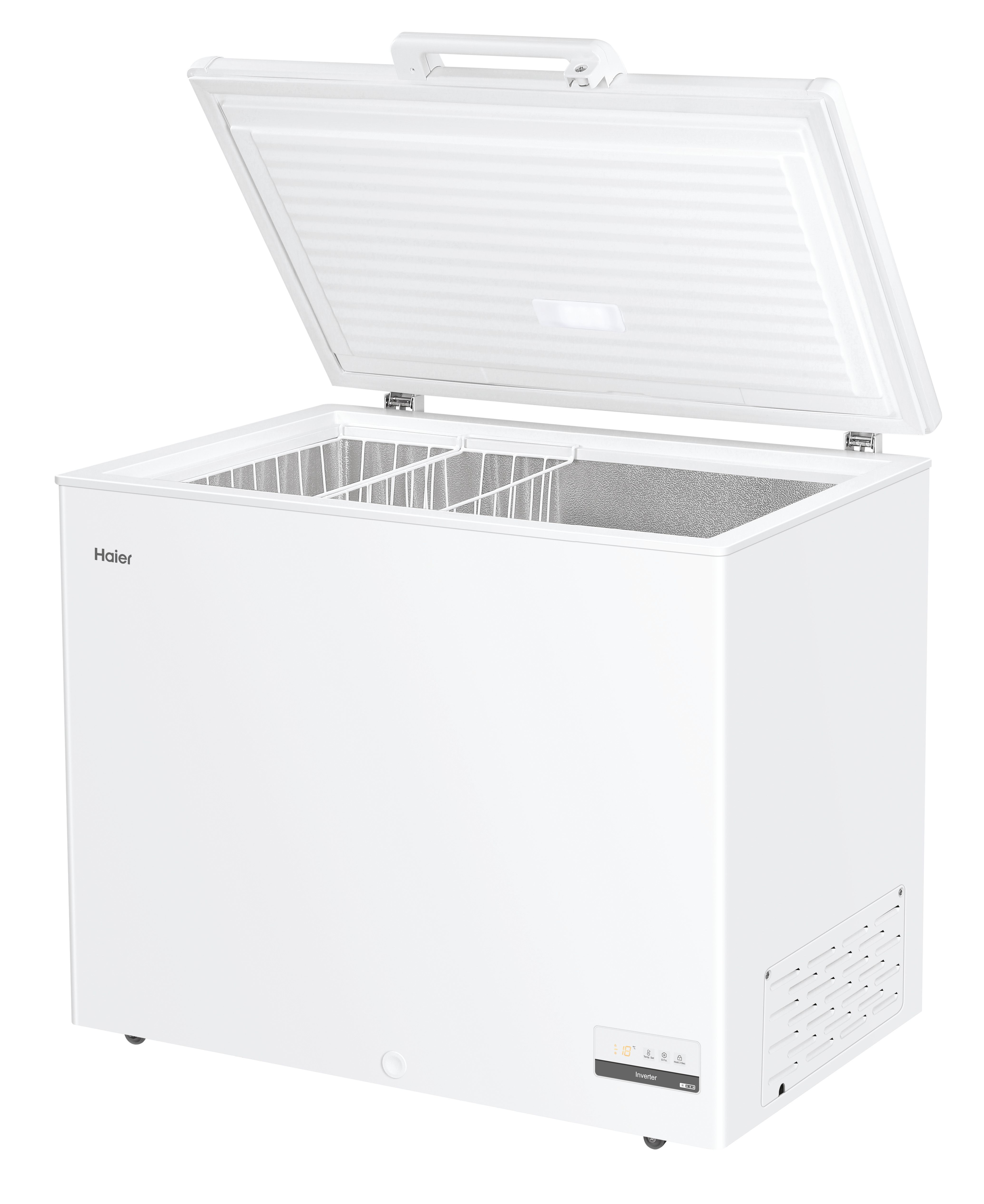 Congelatore a pozzetto bianco con coperchio aperto. Ha il logo 'Haier'. All'interno, c'è un cestello di filo.