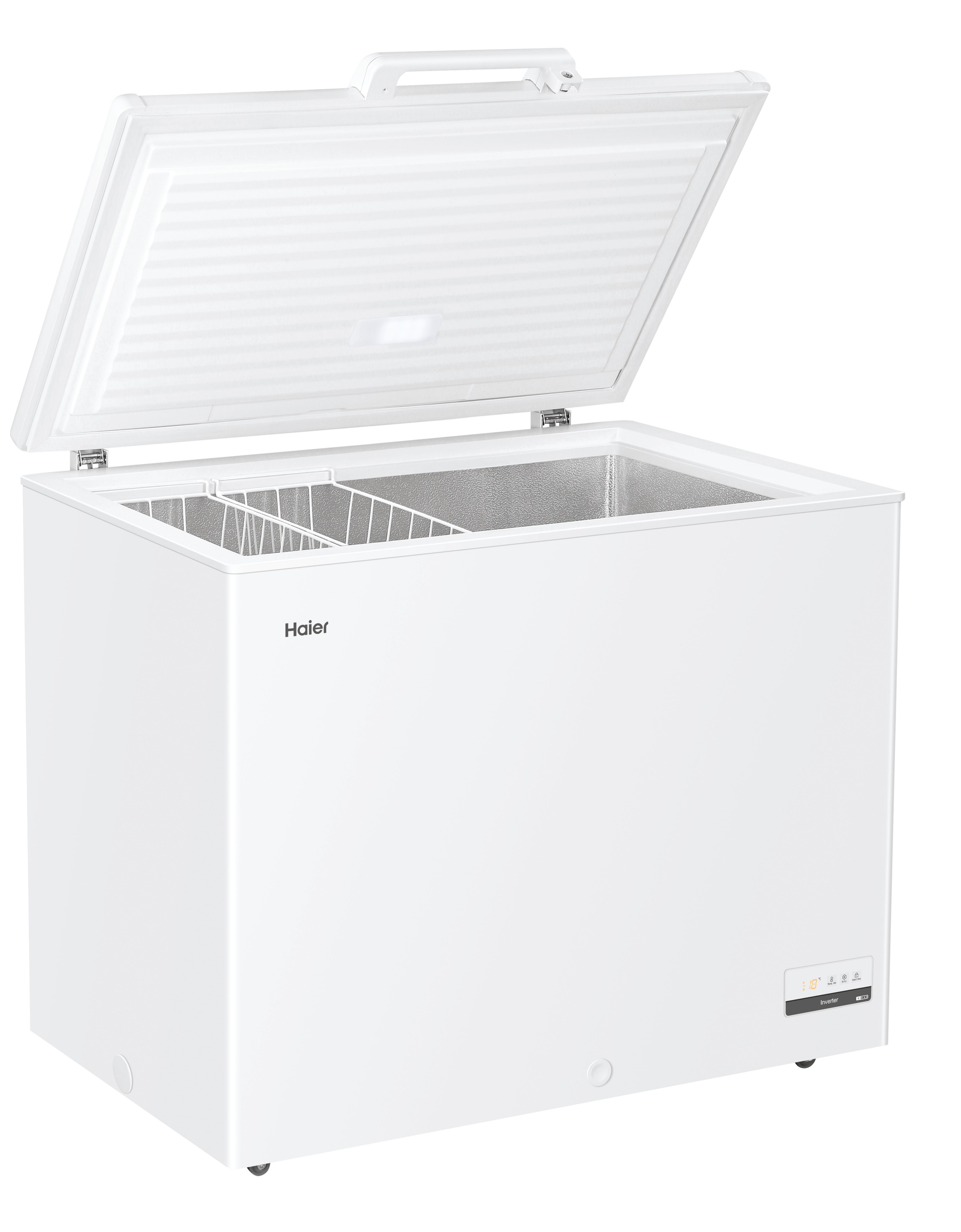 Un congelatore a pozzetto Haier bianco con coperchio aperto. All'interno ci sono cestelli in filo. Il congelatore è su sfondo bianco.