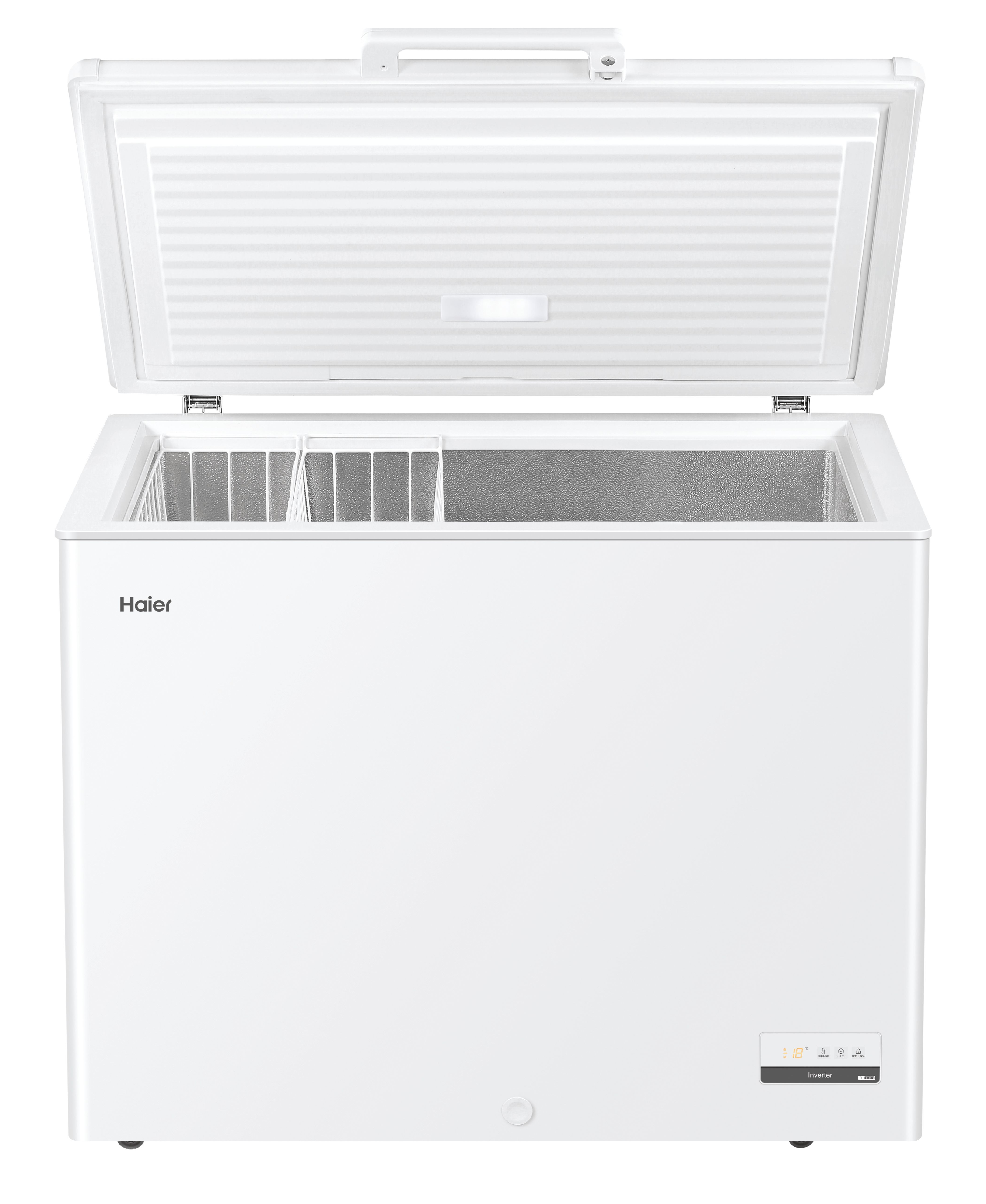 Un congelatore a pozzetto Haier bianco con coperchio aperto. Ha una maniglia, comandi temperatura e il nome del marchio.
