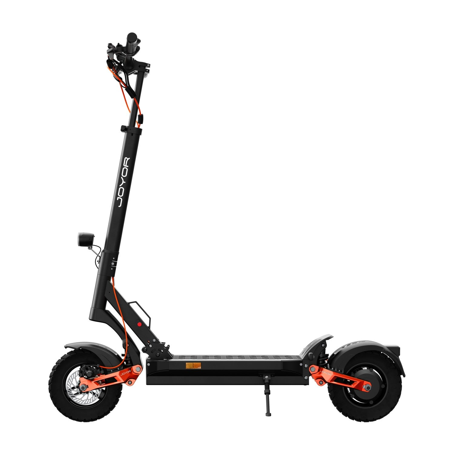 Monopattino elettrico nero con dettagli arancioni, logo JOYOR e ruote grandi. Lo scooter è su sfondo bianco, visto lateralmente.