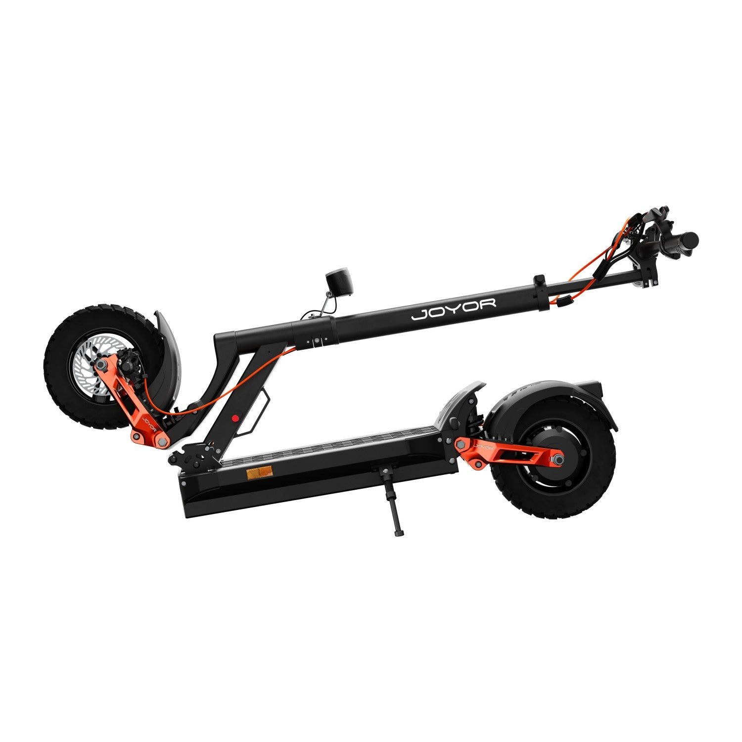 Scooter elettrico Joyor nero e arancione su sfondo bianco. Lo scooter è piegato.