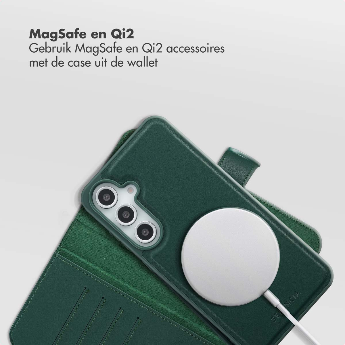 Een groene telefoonhoes met een witte MagSafe-oplader. Tekst op de hoes luidt 'SELINCIA'. De telefoon heeft meerdere camera's.