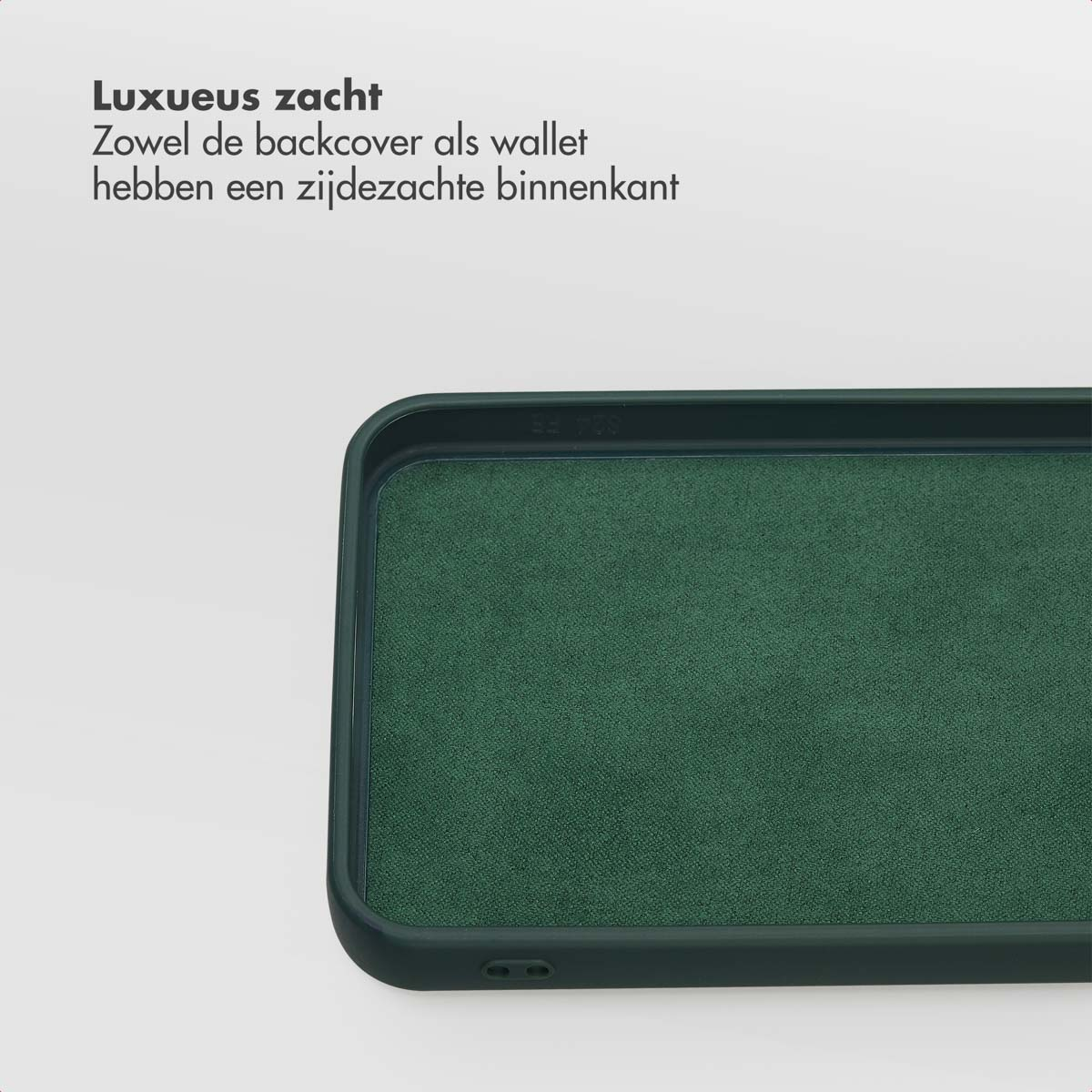 Een groene telefoonhoes met een zachte binnenvoering. De hoes is donkergroen en de achtergrond is wit.