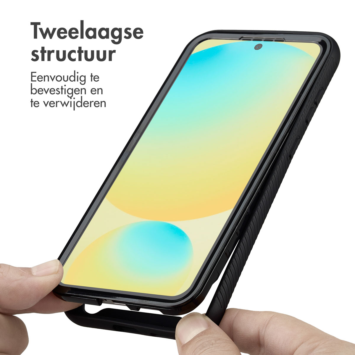 Una custodia nera per telefono in mano. La custodia ha una struttura a due strati. Il testo in olandese dice che è facile da attaccare e rimuovere.