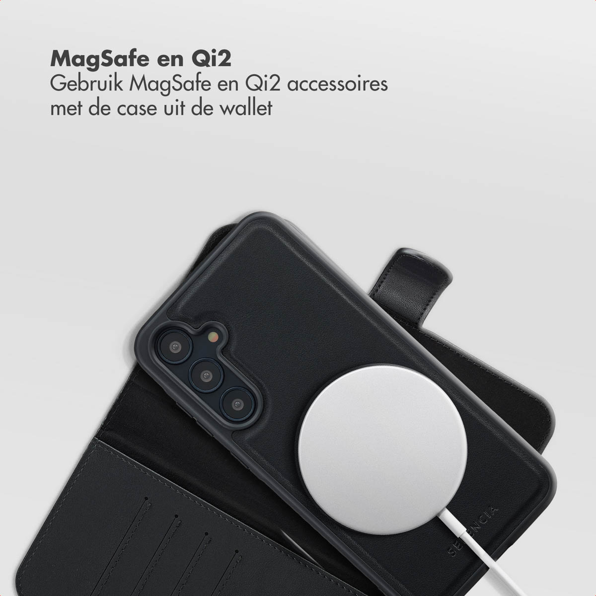 Custodia nera per telefono con caricatore MagSafe bianco attaccato. La custodia è aperta, rivelando una sezione portafoglio. Testo olandese in alto.