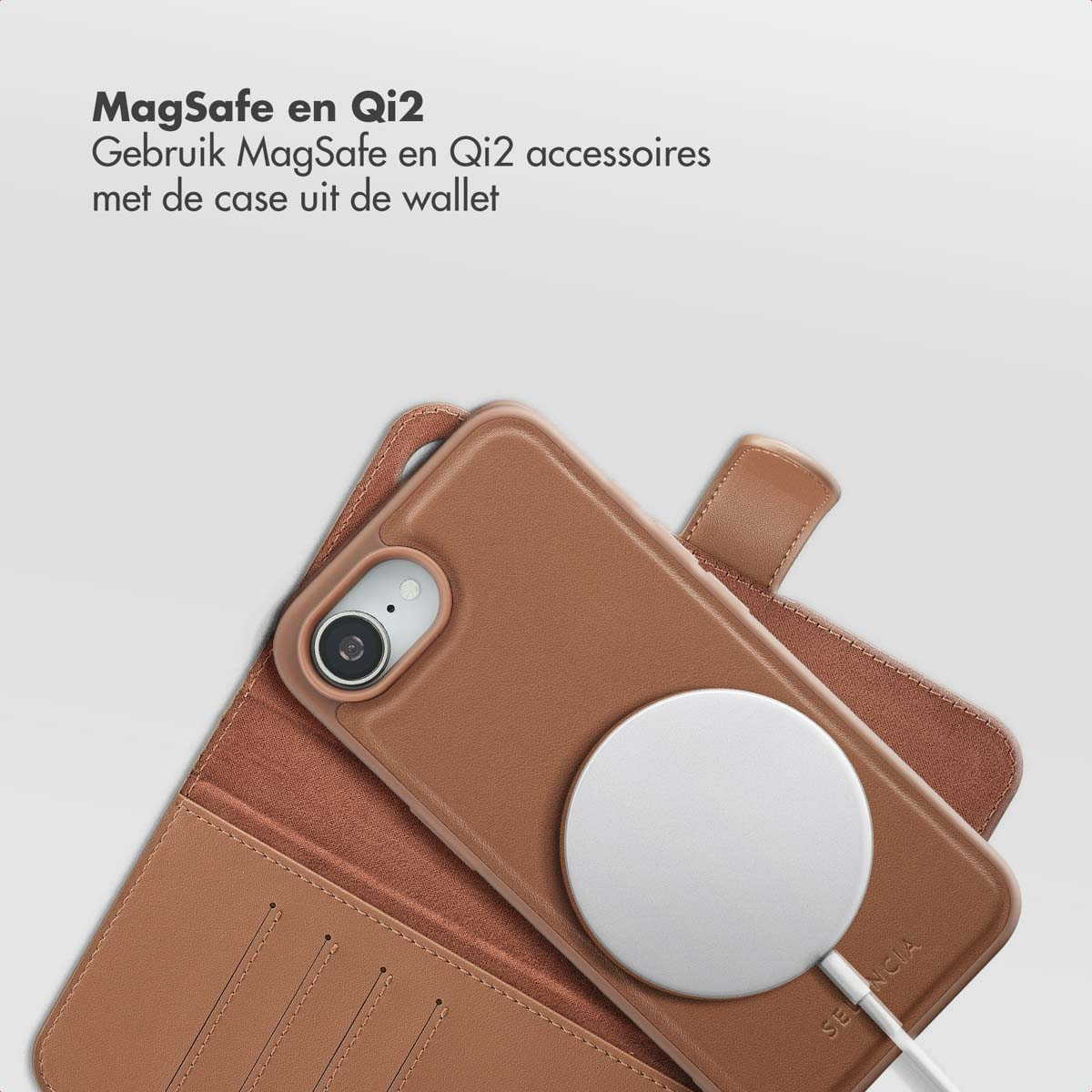 Een bruine telefoonhoes met een witte MagSafe-oplader, op een portemonneehoes. Tekst: 'MagSafe en Qi2'.