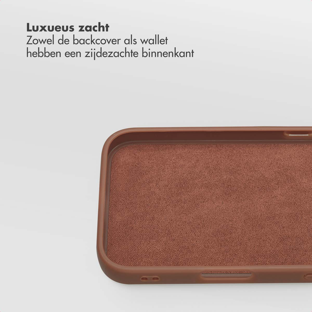 Een close-up van een bruine telefoonhoes. De hoes heeft een zachte, getextureerde binnenkant. De achtergrond is lichtbeige.