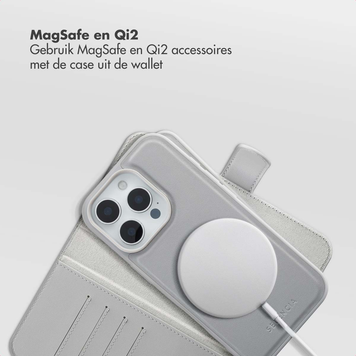 Een grijze telefoon met drie camera's en een witte MagSafe-lader op een grijze portemonnee-hoes. De achtergrond is wit.