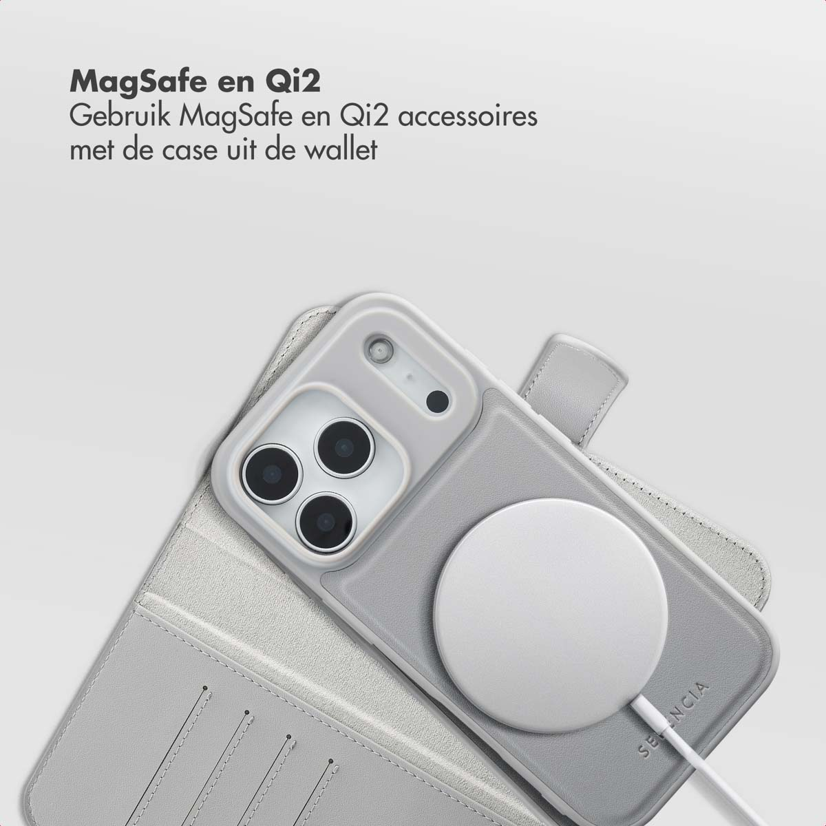 Un étui de téléphone gris avec un chargeur MagSafe blanc. L'étui est dans un étui portefeuille. Texte en haut : MagSafe en Qi2.