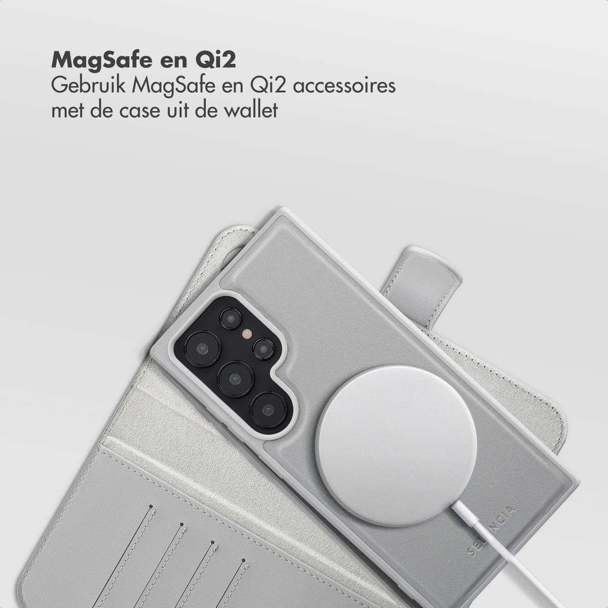 Un téléphone gris avec un chargeur MagSafe est placé sur un étui portefeuille. Le fond est blanc, avec du texte néerlandais en haut.