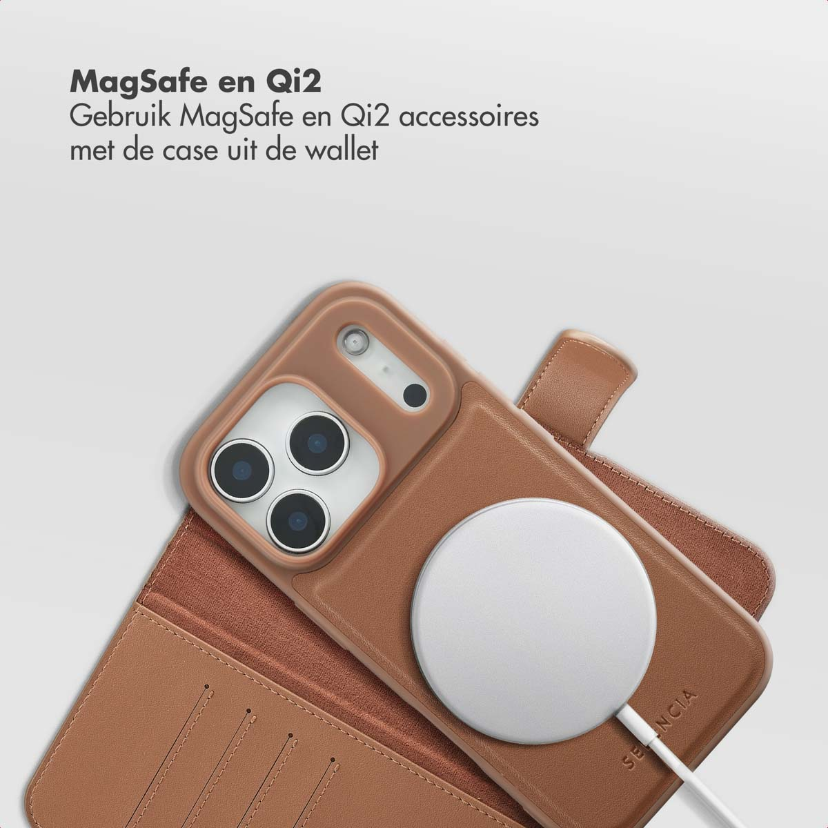 Un étui de téléphone marron avec un socle de chargement blanc est ouvert, révélant le téléphone. Le texte en haut dit MagSafe en Qi2.
