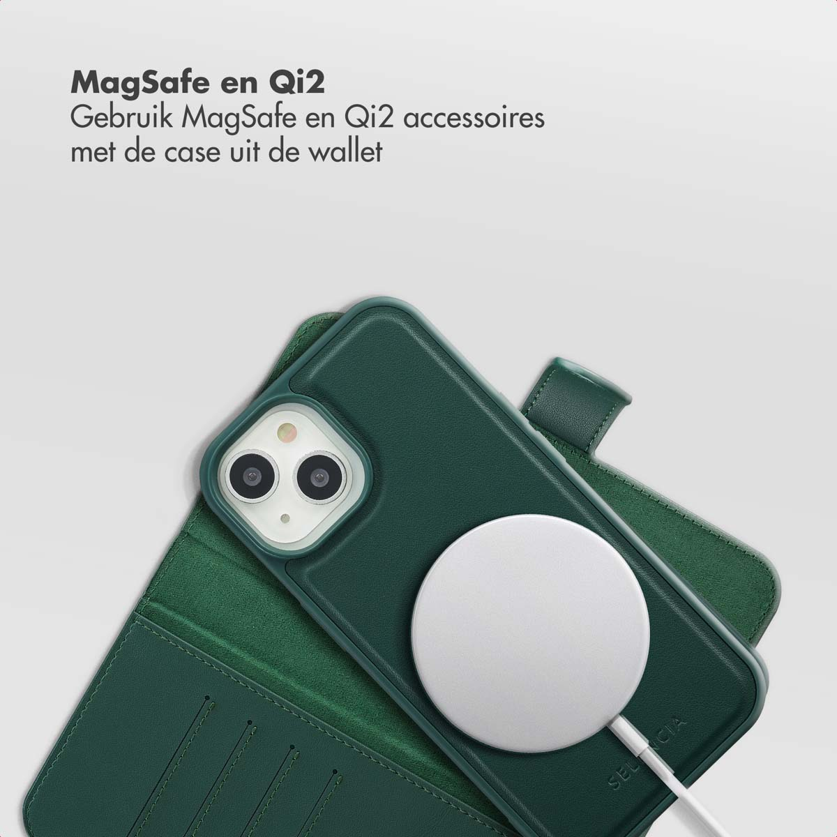 Une coque de téléphone verte avec un socle de chargement blanc connecté. La coque est ouverte, révélant un téléphone à l'intérieur. Texte en haut.
