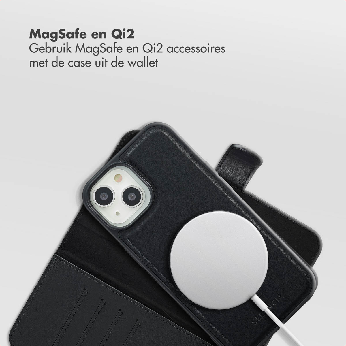 Un téléphone noir dans un étui portefeuille avec un chargeur MagSafe blanc attaché. Texte : 'MagSafe en Qi2'.