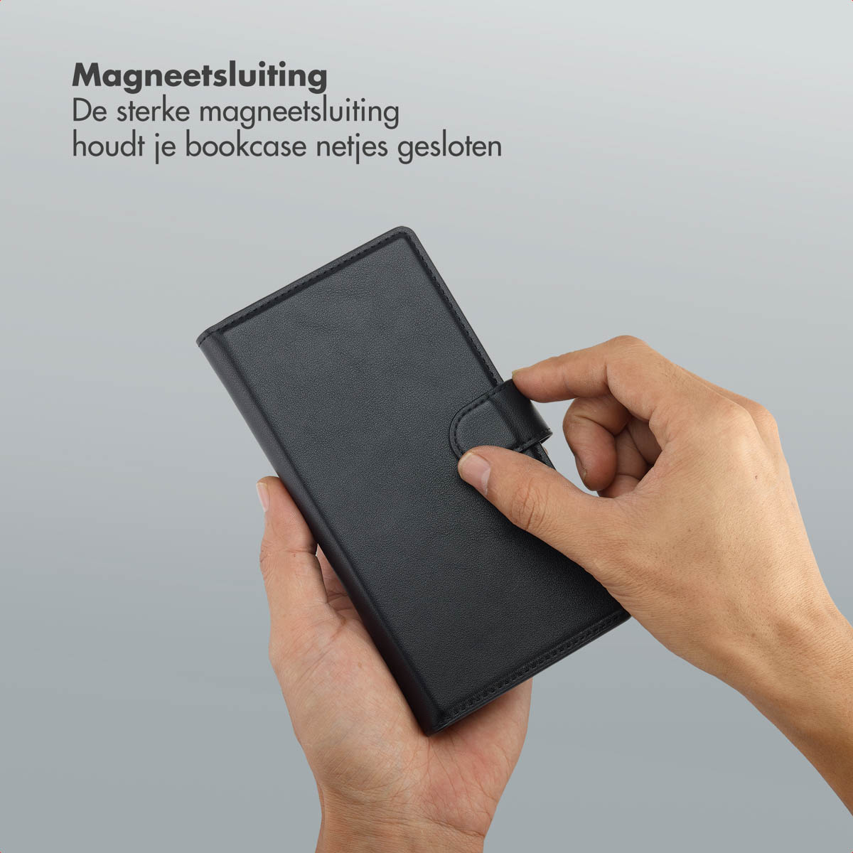Des mains tiennent un étui de téléphone noir. Une main ouvre la fermeture magnétique. En haut, 'fermeture magnétique'.