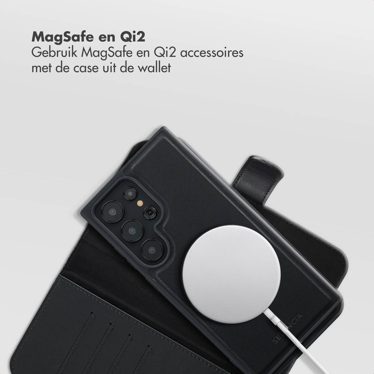 Téléphone noir dans un étui portefeuille, un chargeur MagSafe blanc est attaché. Le texte en haut indique MagSafe en Qi2.