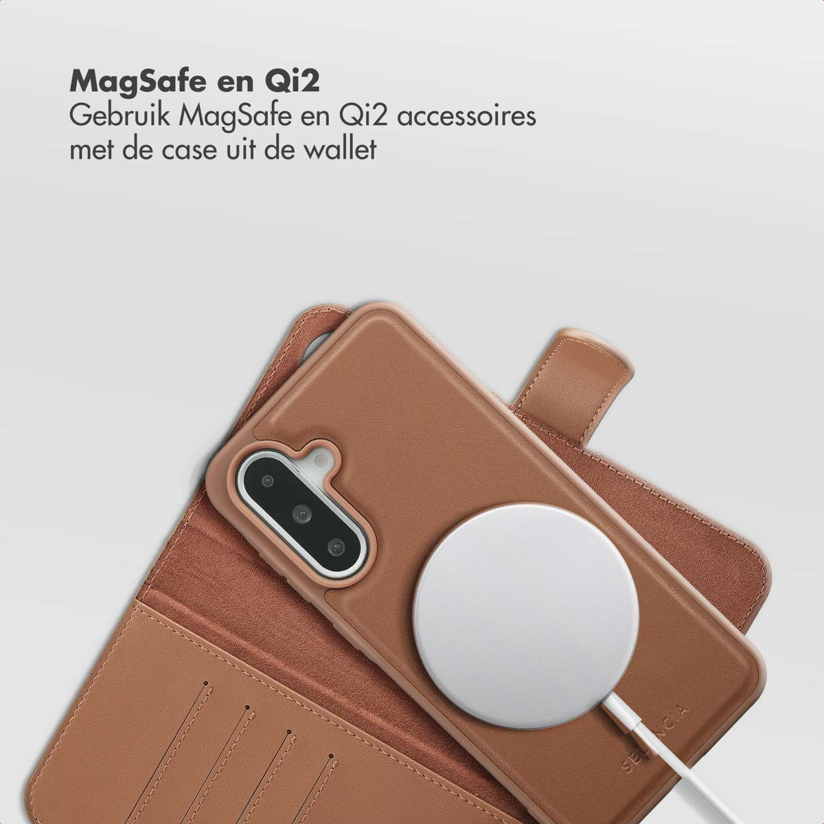 Een bruine telefoonhoes met een witte oplader. De hoes is open en toont een portemonnee-ontwerp. Nederlandstalige tekst.