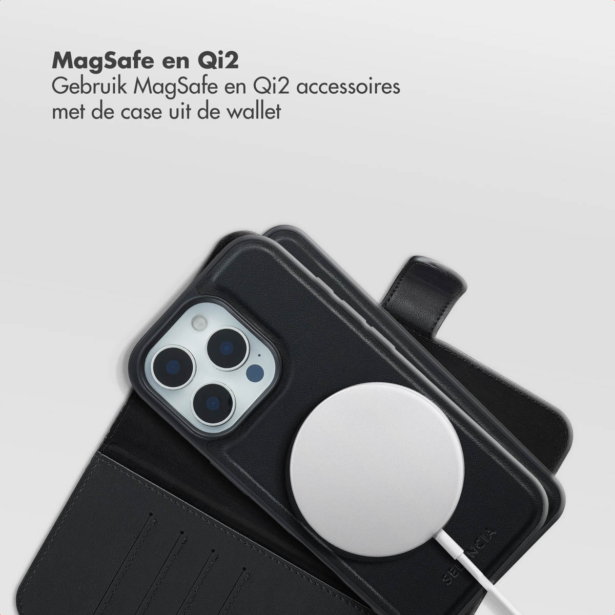 Coque de téléphone noire avec un chargeur MagSafe blanc attaché. La coque est ouverte, révélant la caméra du téléphone. Texte en haut.