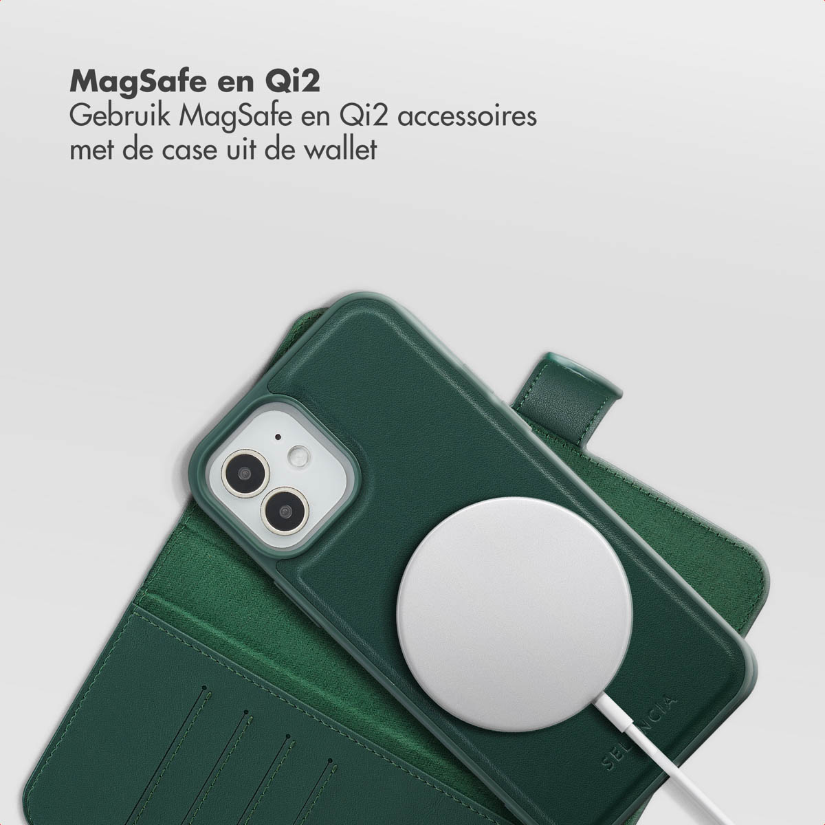 Groene telefoonhoes met witte Qi2-oplader. De hoes is open en toont de telefoon. Nederlandse tekst bovenaan.
