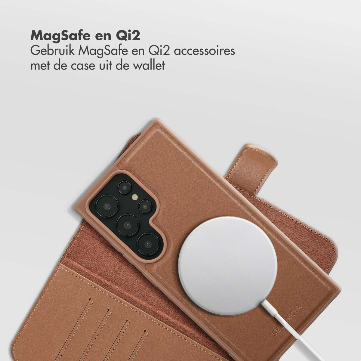 Een bruine telefoonhoes met telefoon en witte oplader erop. De open hoes toont kaartsleuven. Tekst bovenaan.