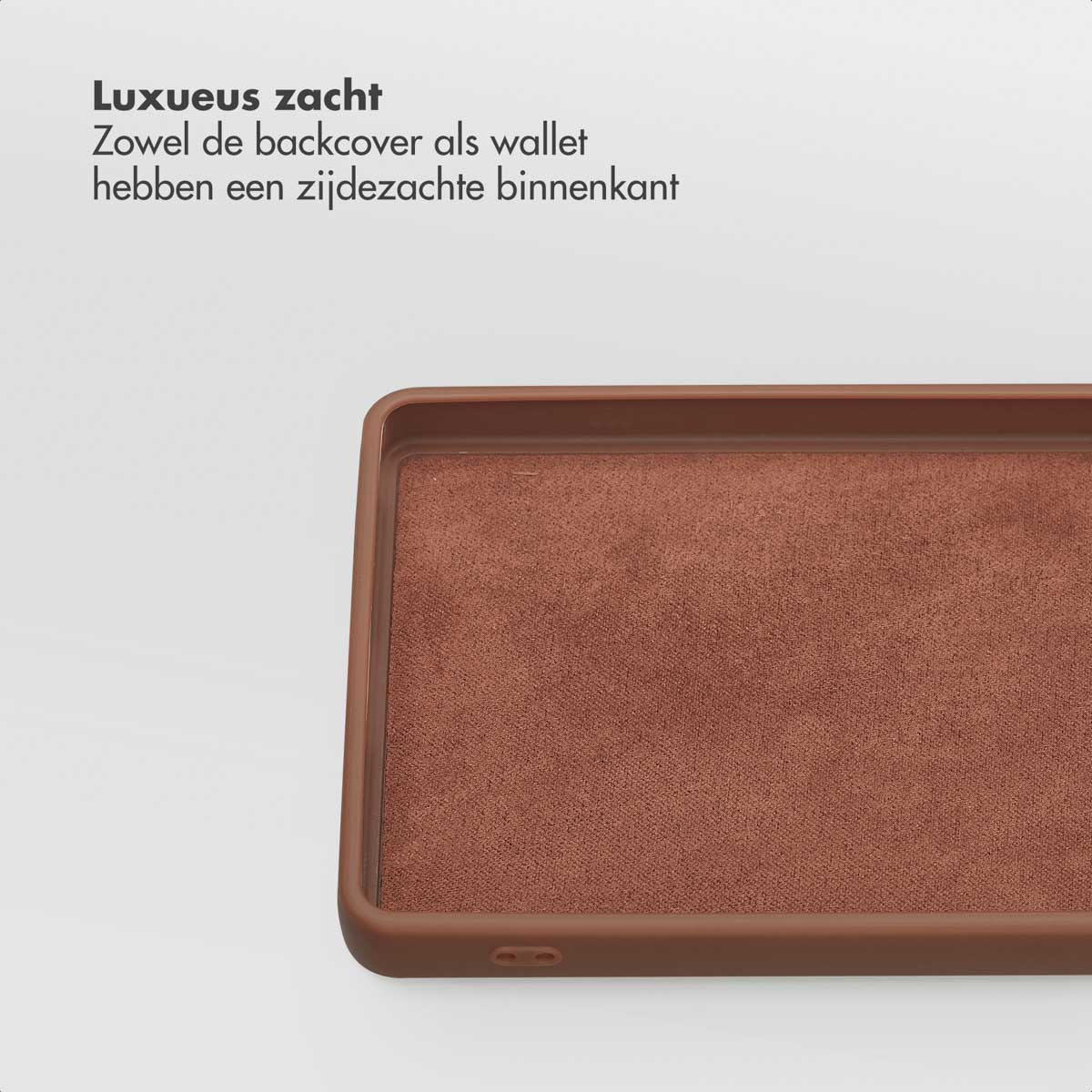 Close-up van een bruine telefoonhoes. De hoes is open en toont een textuur interieur. De achtergrond is wit.