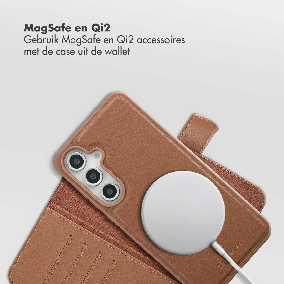 Een bruine telefoonhoes met een witte Qi2-oplader ligt op een bruine portemonnee. De hoes heeft drie cameralenzen. Tekst bovenaan.
