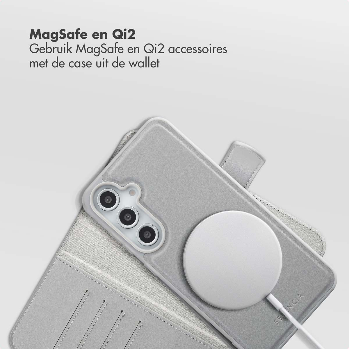 Een lichtgrijze telefoonhoes met een witte MagSafe-oplader ligt op een open portemonnee. De telefoon heeft drie cameralenzen.