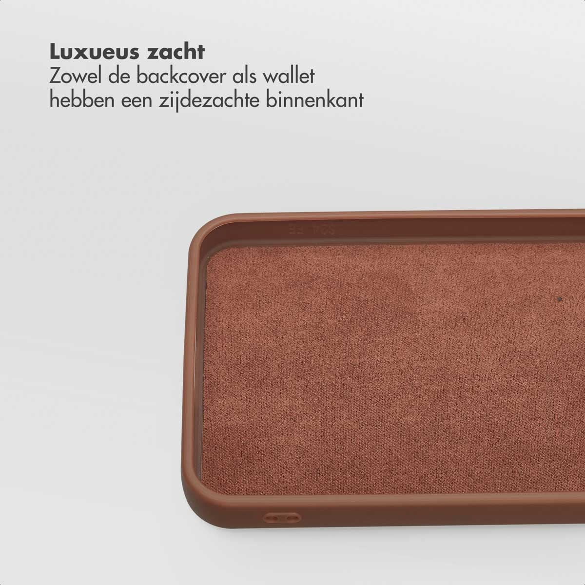 Interieur van een bruine telefoonhoes. De hoes is rechthoekig met afgeronde hoeken. De binnenkant heeft een getextureerd, zacht materiaal.