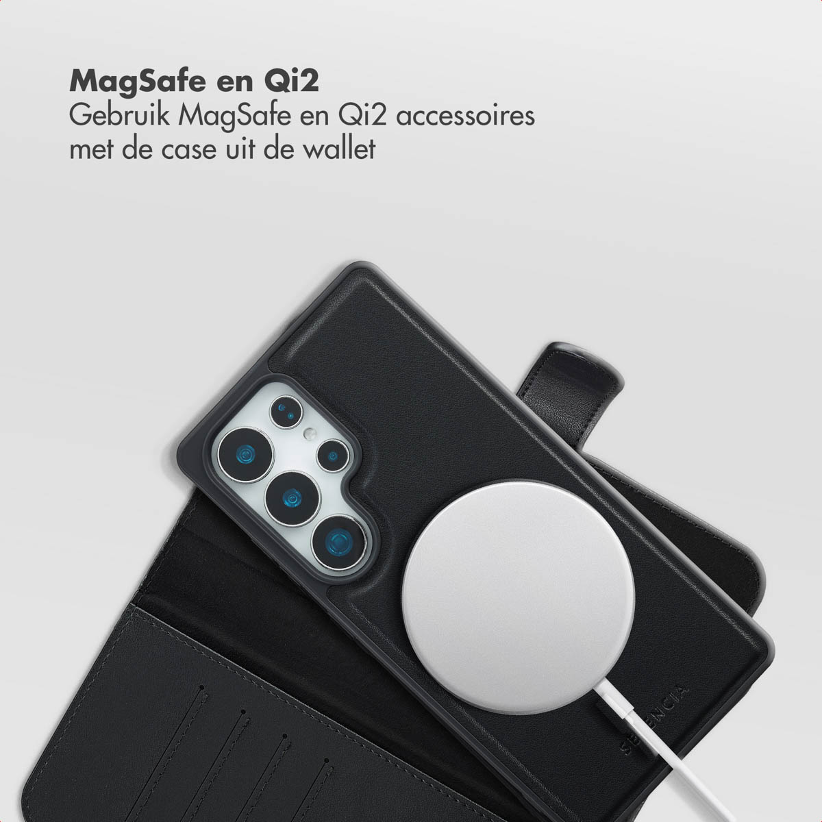Un étui de téléphone noir avec un téléphone et un chargeur Qi2 blanc. L'étui est ouvert, le chargeur est connecté et le fond est blanc.