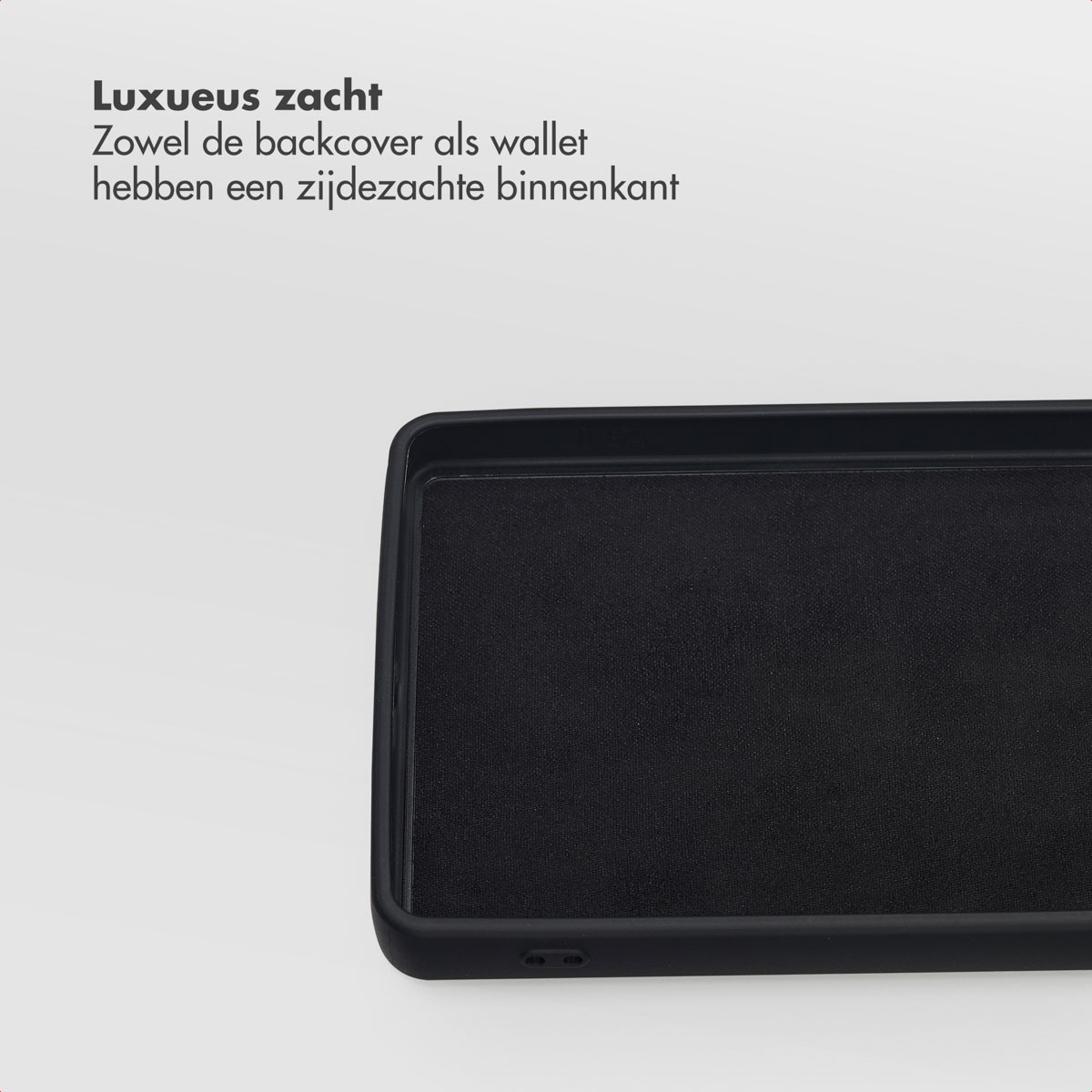 Coque de téléphone noire avec intérieur doux et texturé. L'étui a des coins arrondis. Le fond est blanc.