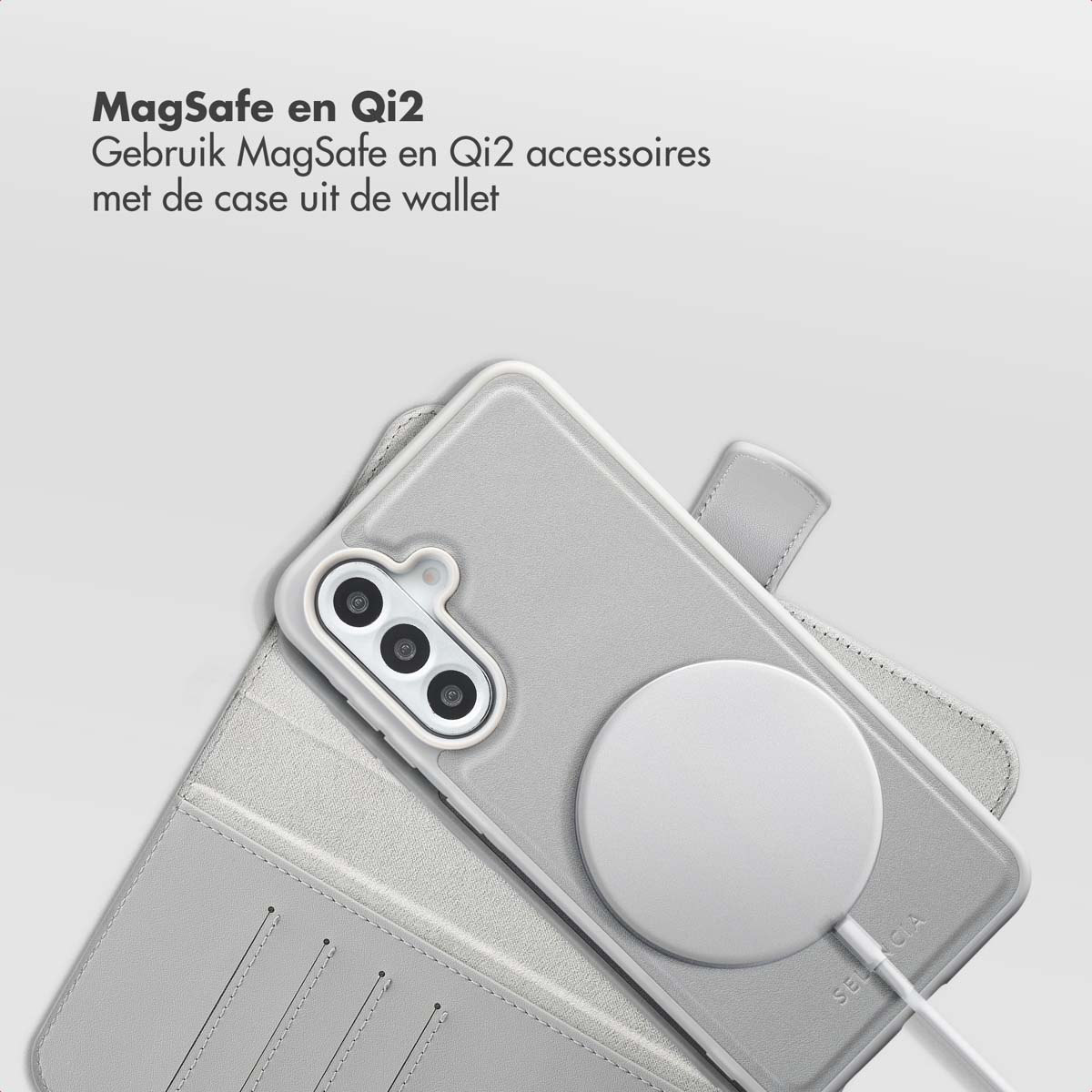 Een telefoonhoesje, een portemonnee en een MagSafe-lader liggen op een wit oppervlak. De hoes heeft een uitsparing voor de camera.